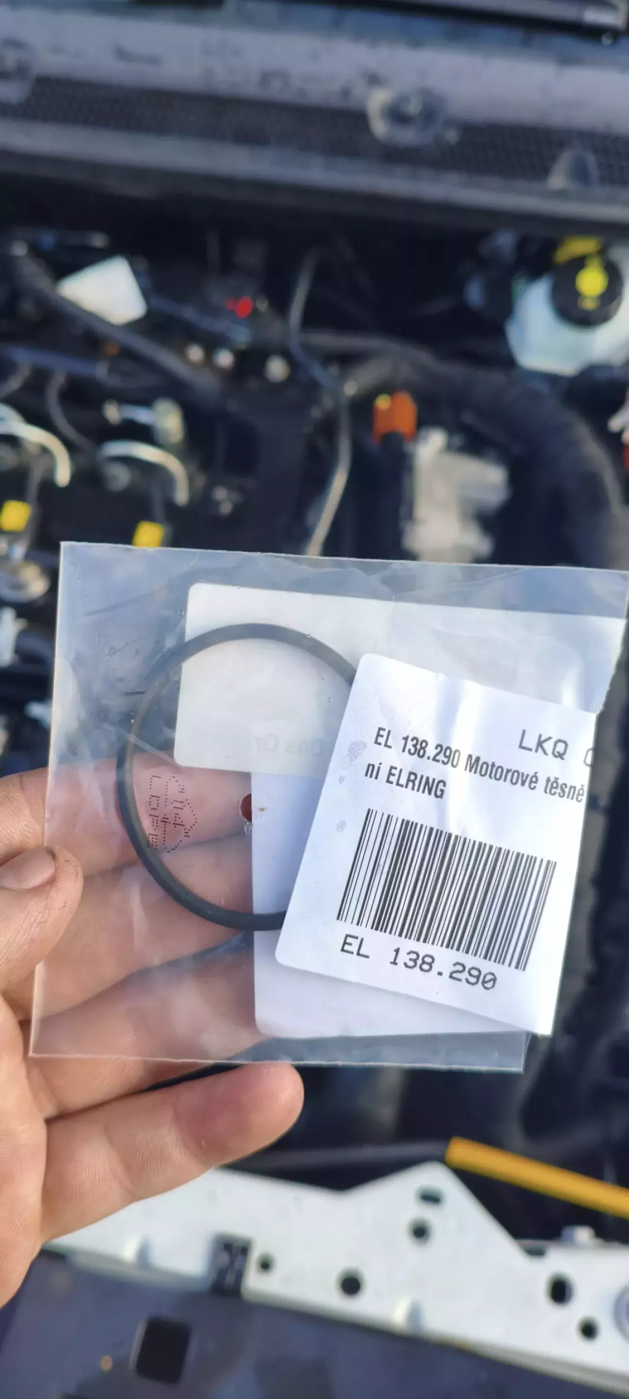 Беру нову прокладку кільце зі сканії.