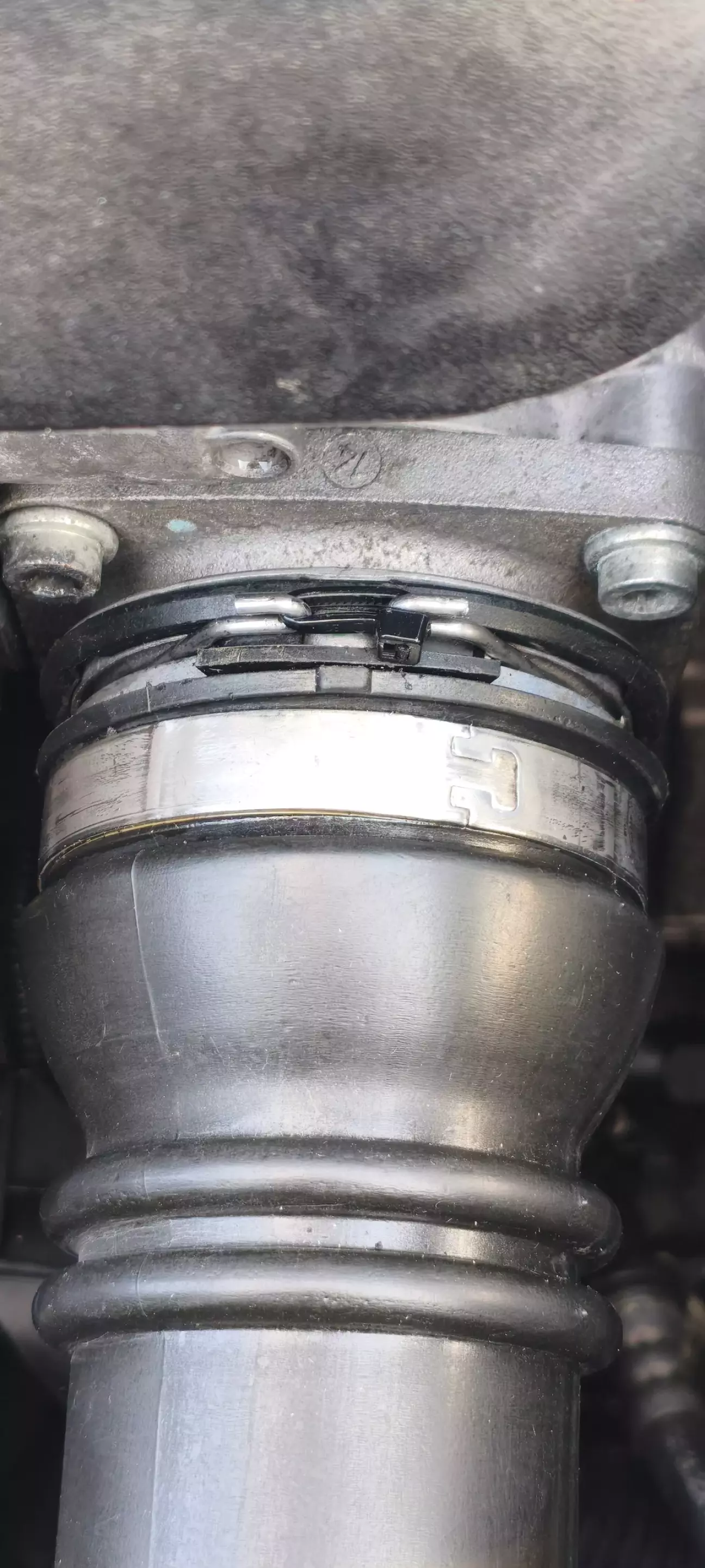 Змащую трохи мастилом нове гумове кільце. Надіваю помалу патрубок. В кінці пару міліметрів патрубок йде дуже туго. В кінці потрібно прикласти неймовірне зусилля щоби натягнути та стопор закрився автоматично. І вуаля все зафіксувалося як потрібно. На всяк випадок даю ще стяжку на фіксатор. Все.