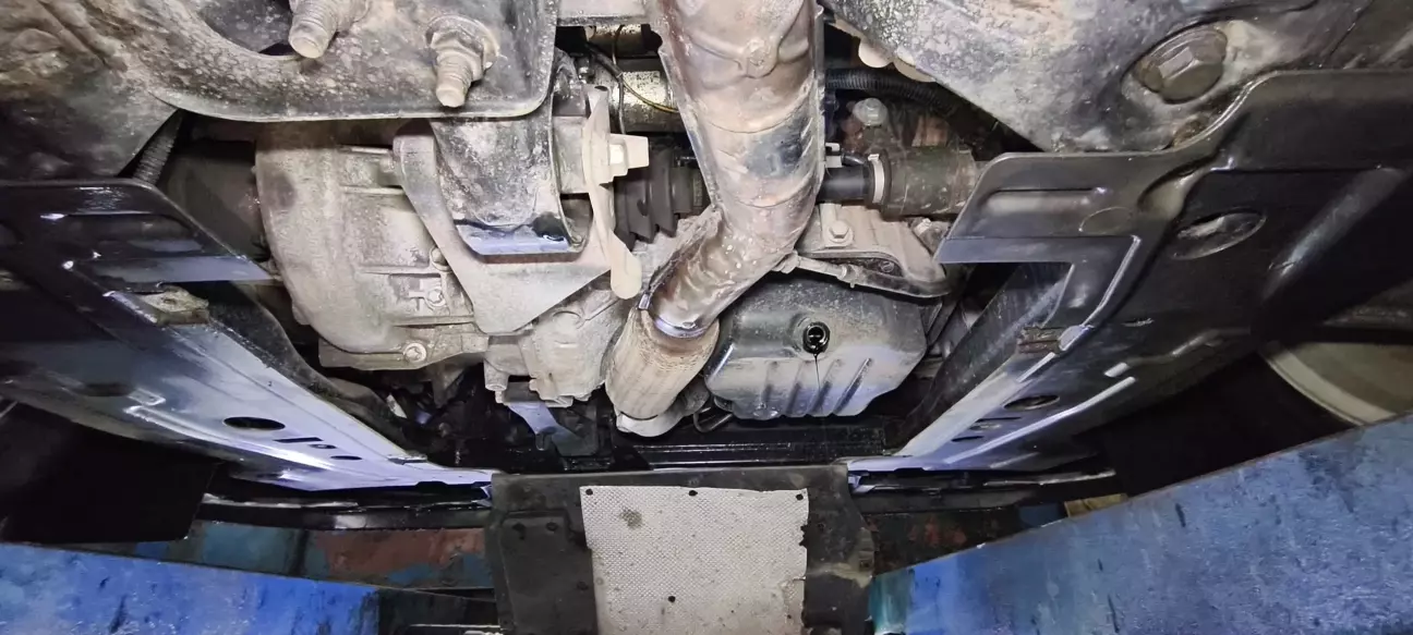 По низу двигуна все супер, нічого не тече та не потіє. Ідеал.