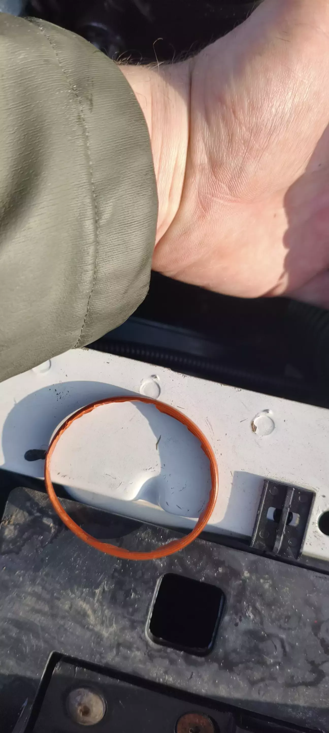 Ідеально не потрібно, так як вона вже не буде виконувати свою функцію як ущільнювач. Вона буде використовуватися як фіксатор.