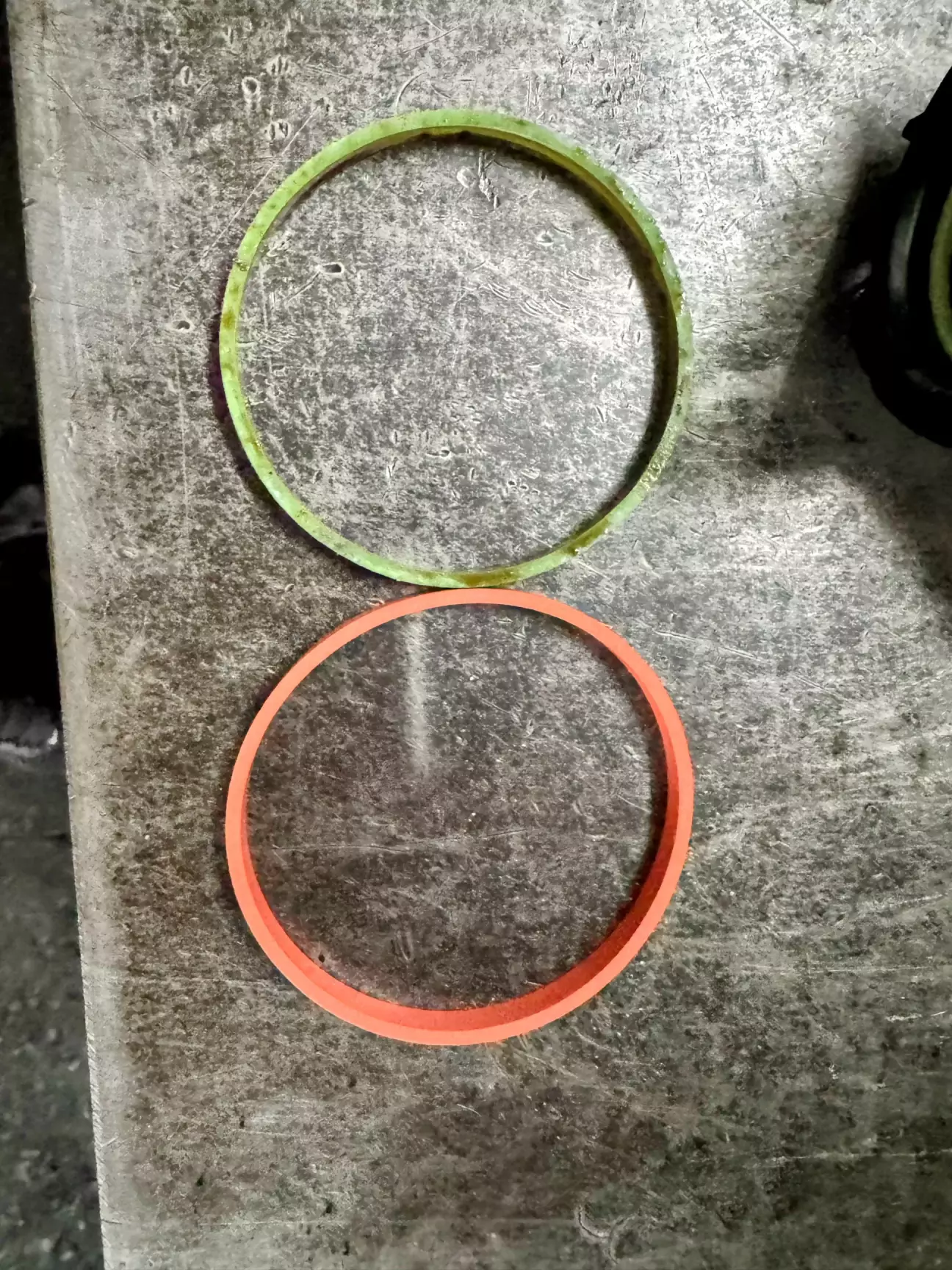 Старая зеленая прокладка и оранжевая новая, старая эластичная - но ужата уже.