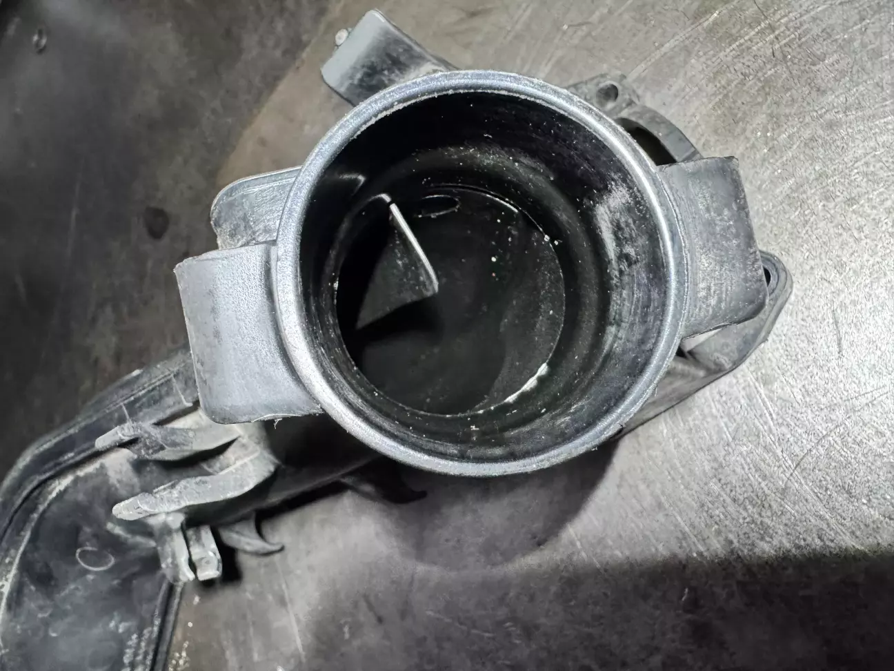 Патрубок помыт с другой стороны) а кстати дальше внутри - сухо вообще.