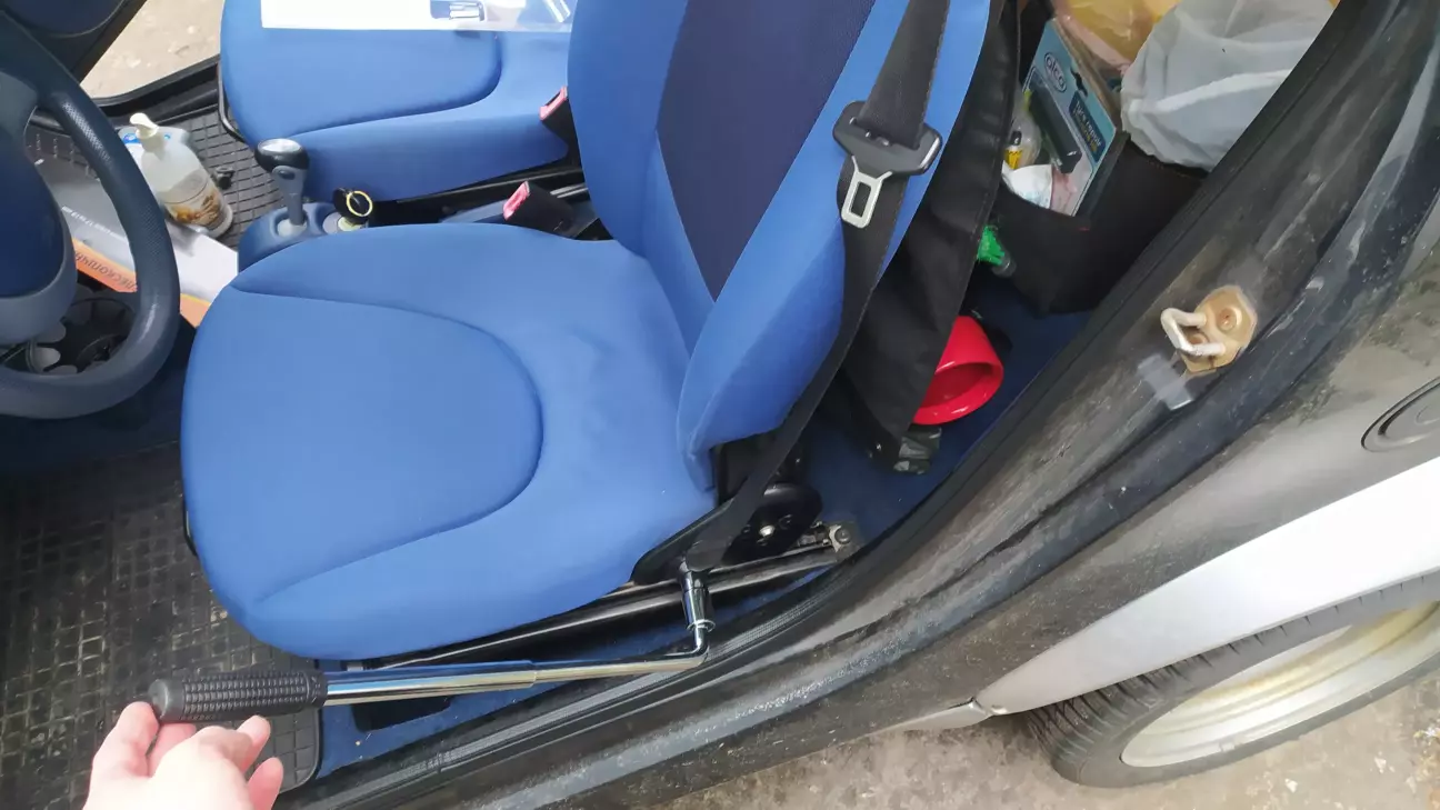 Кріпиться ремінь до каркасу сидіння одним бовтом на 17