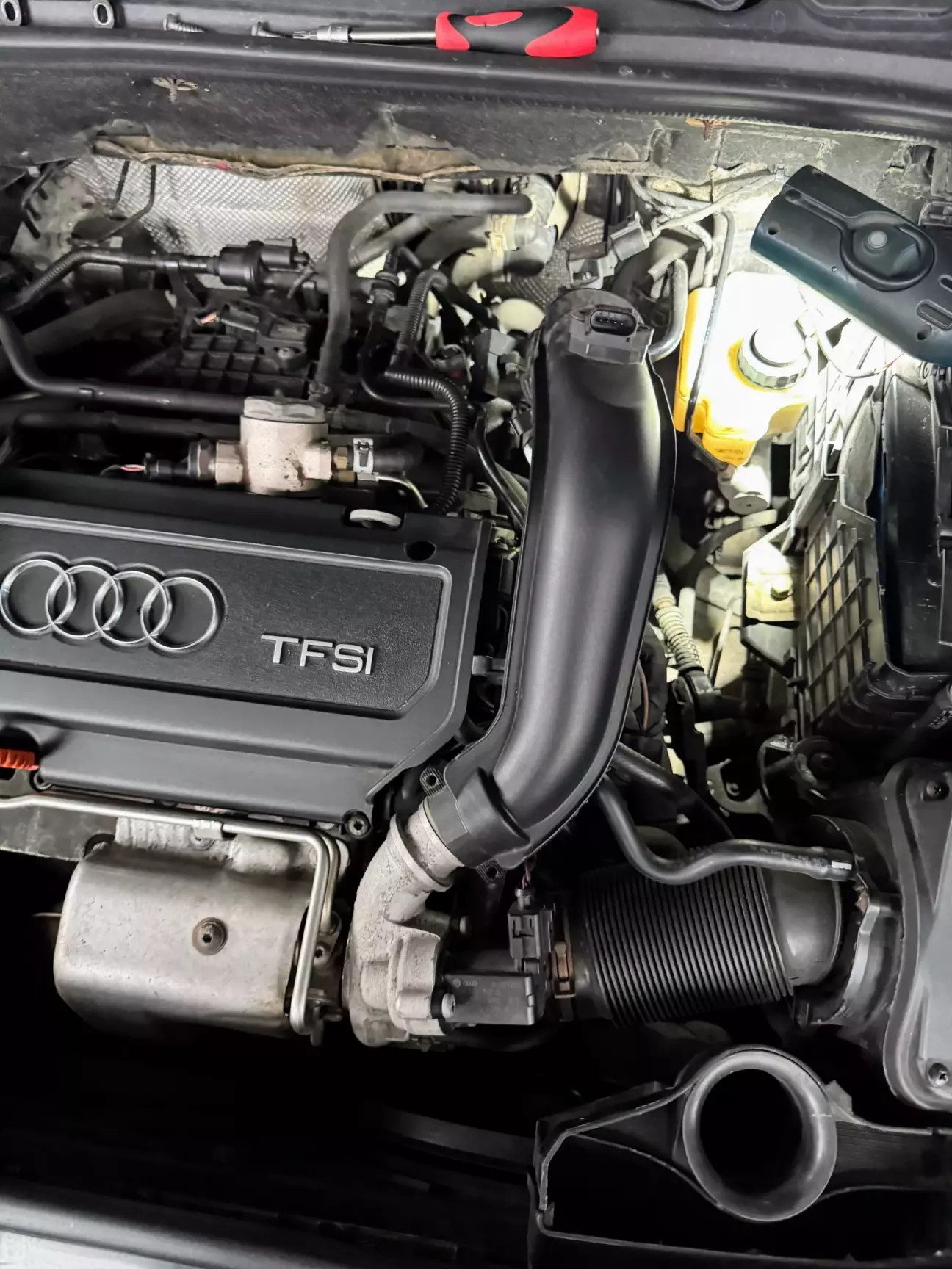 Снимаем этот патрубок от турбины.