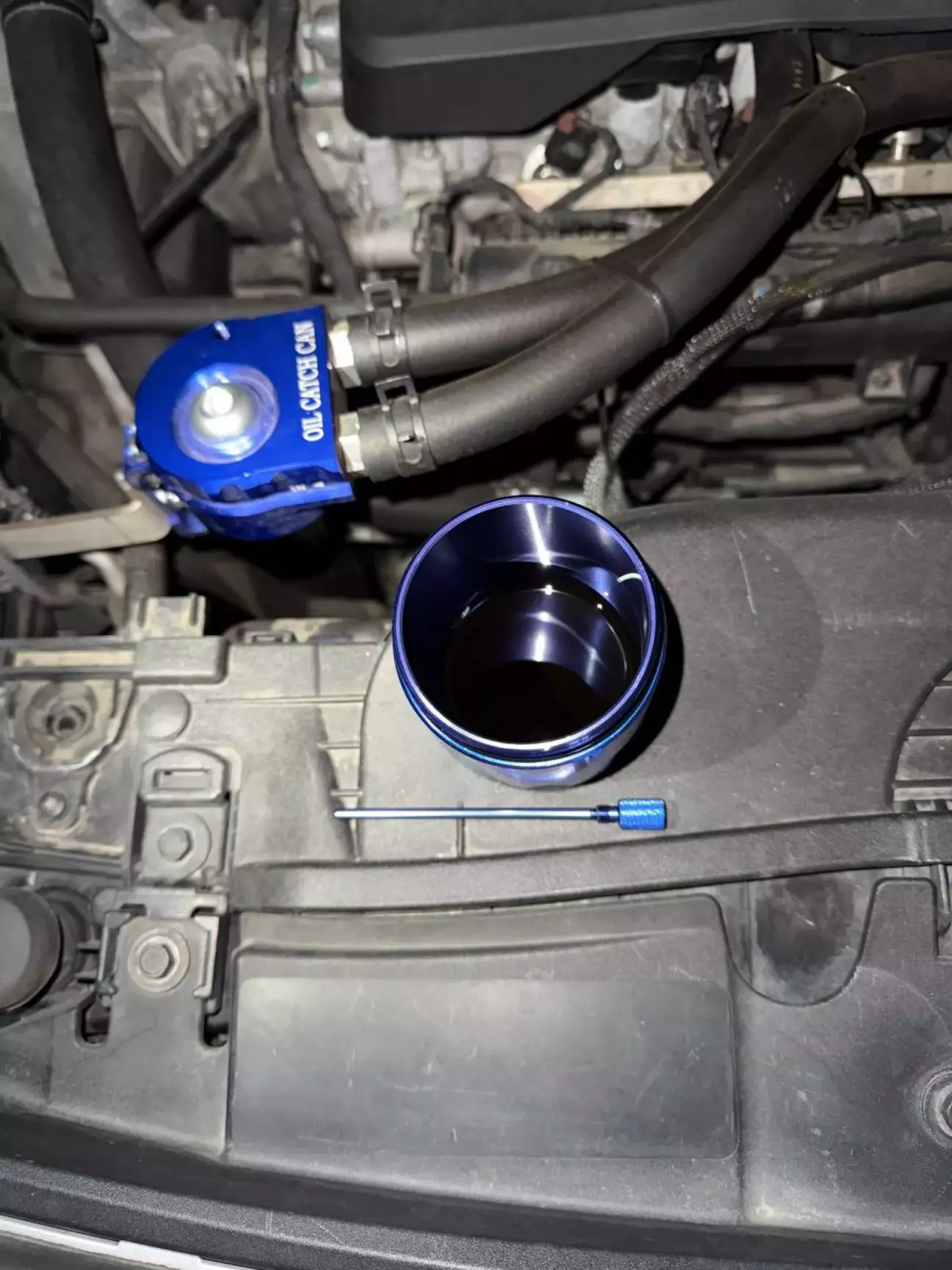 Має щуп для зручності.. Можна не знімає виявити рівень мастила.