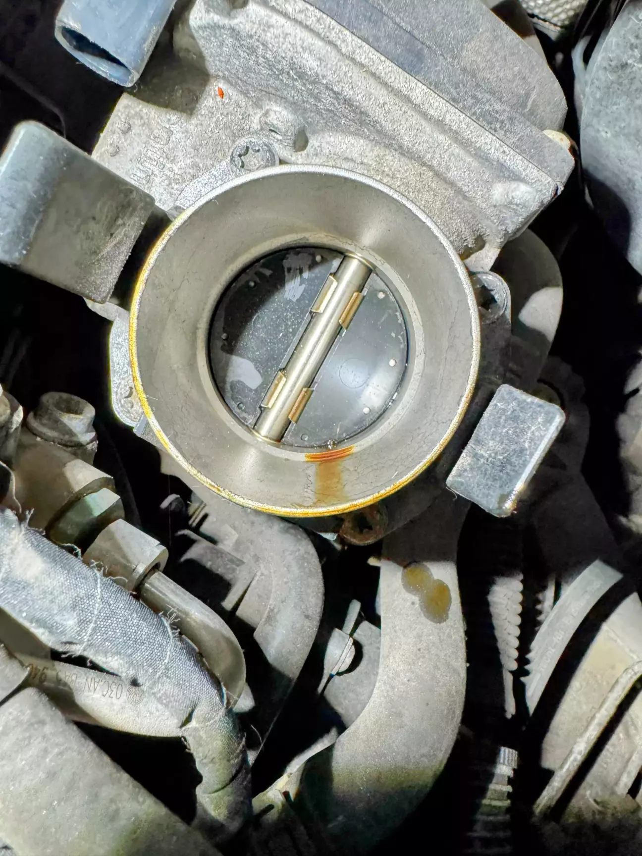 Чуток грязновата, откручиваем 4 болта и она в руках.