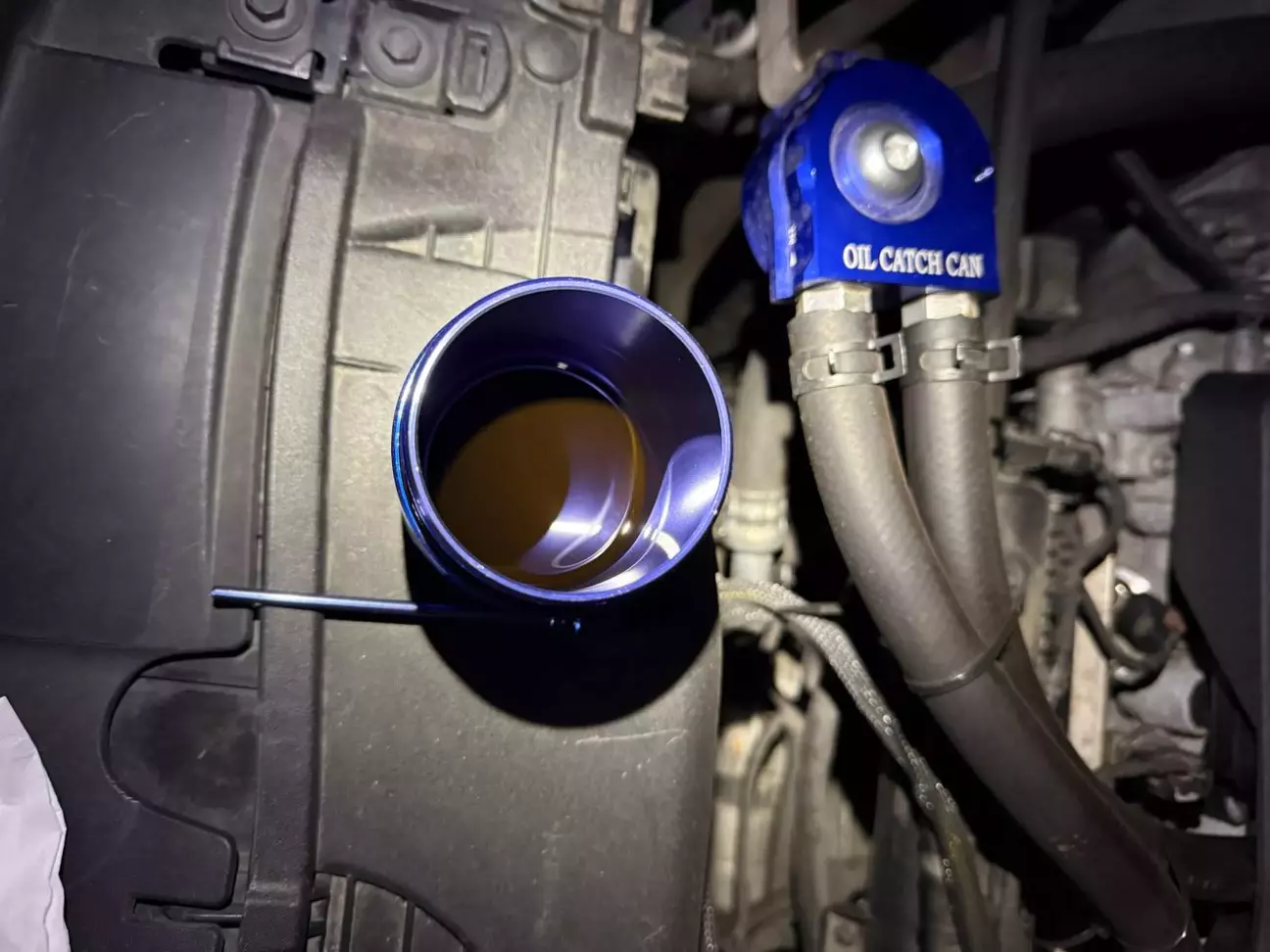 За 4 місяці використання в стакані зібралося десь три сантиметри мастила. По обʼєму це десь 100мл..