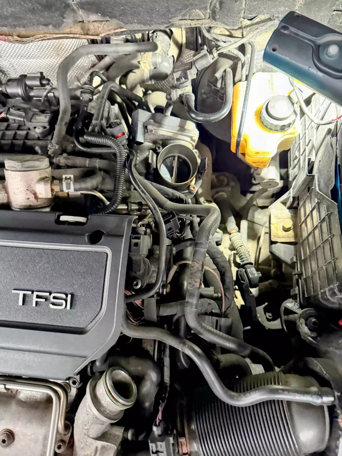 Патрубок снят, видно дроссельную заслонку.