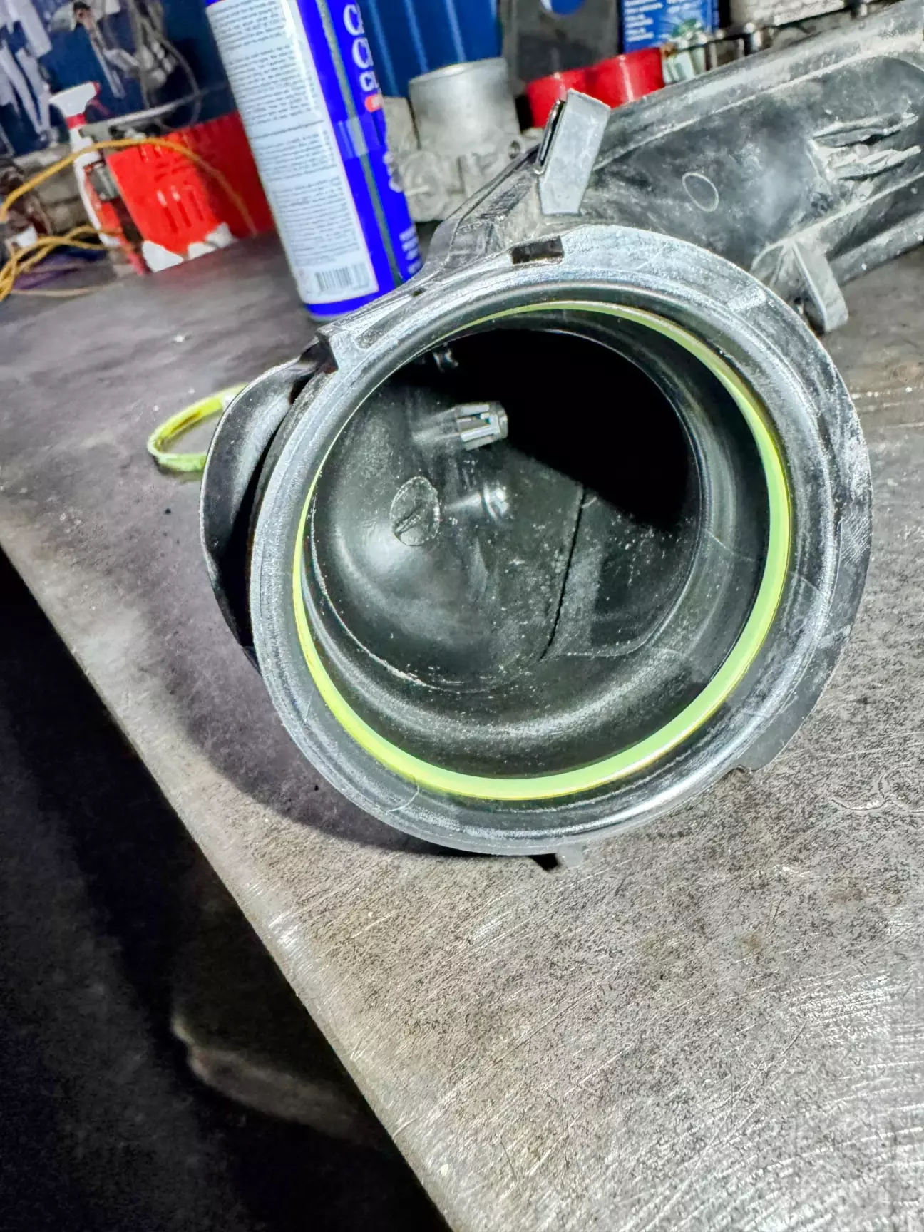 Патрубок помыт с одной стороны.