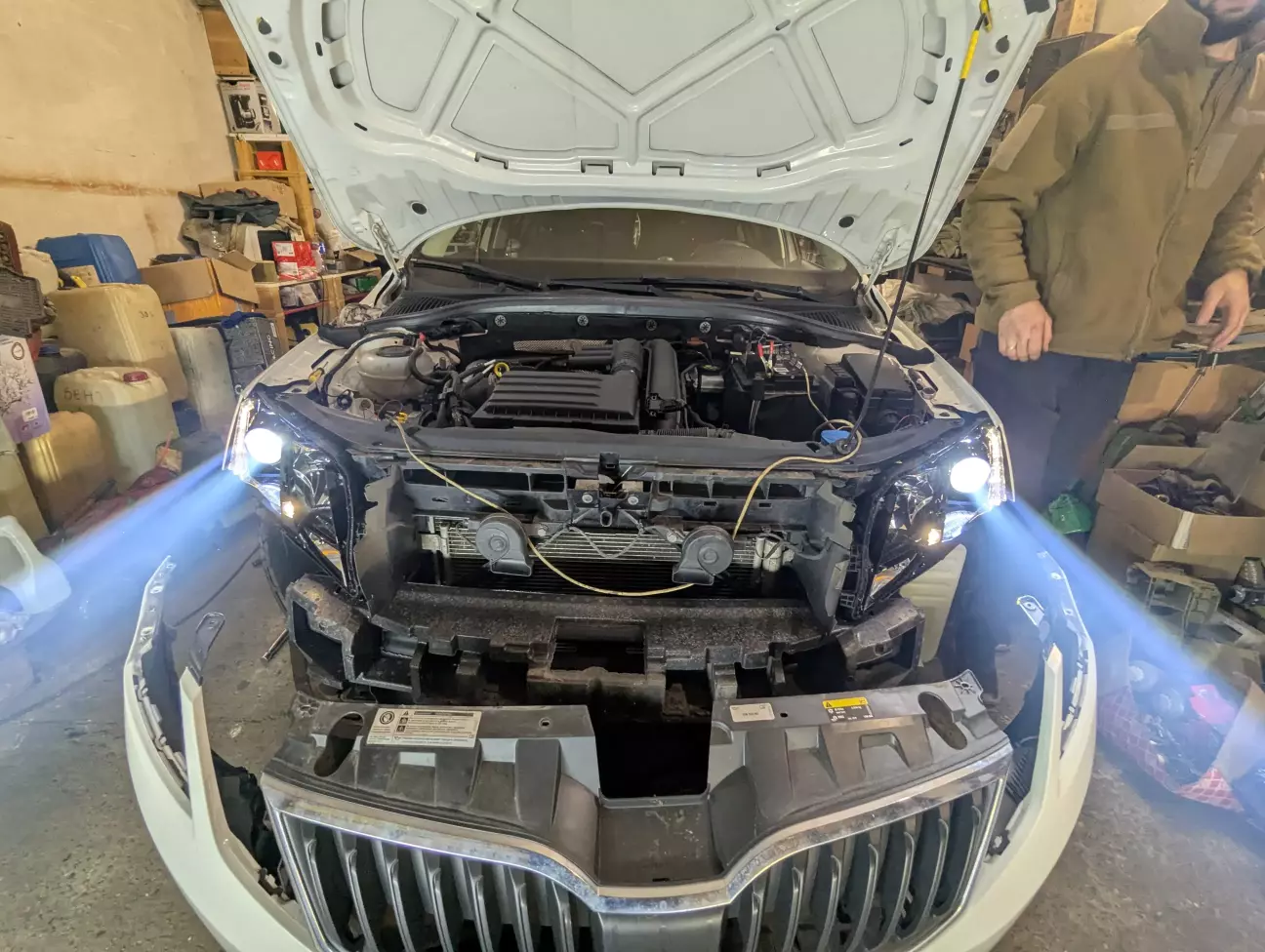 Ось тут вже почали збирати фари