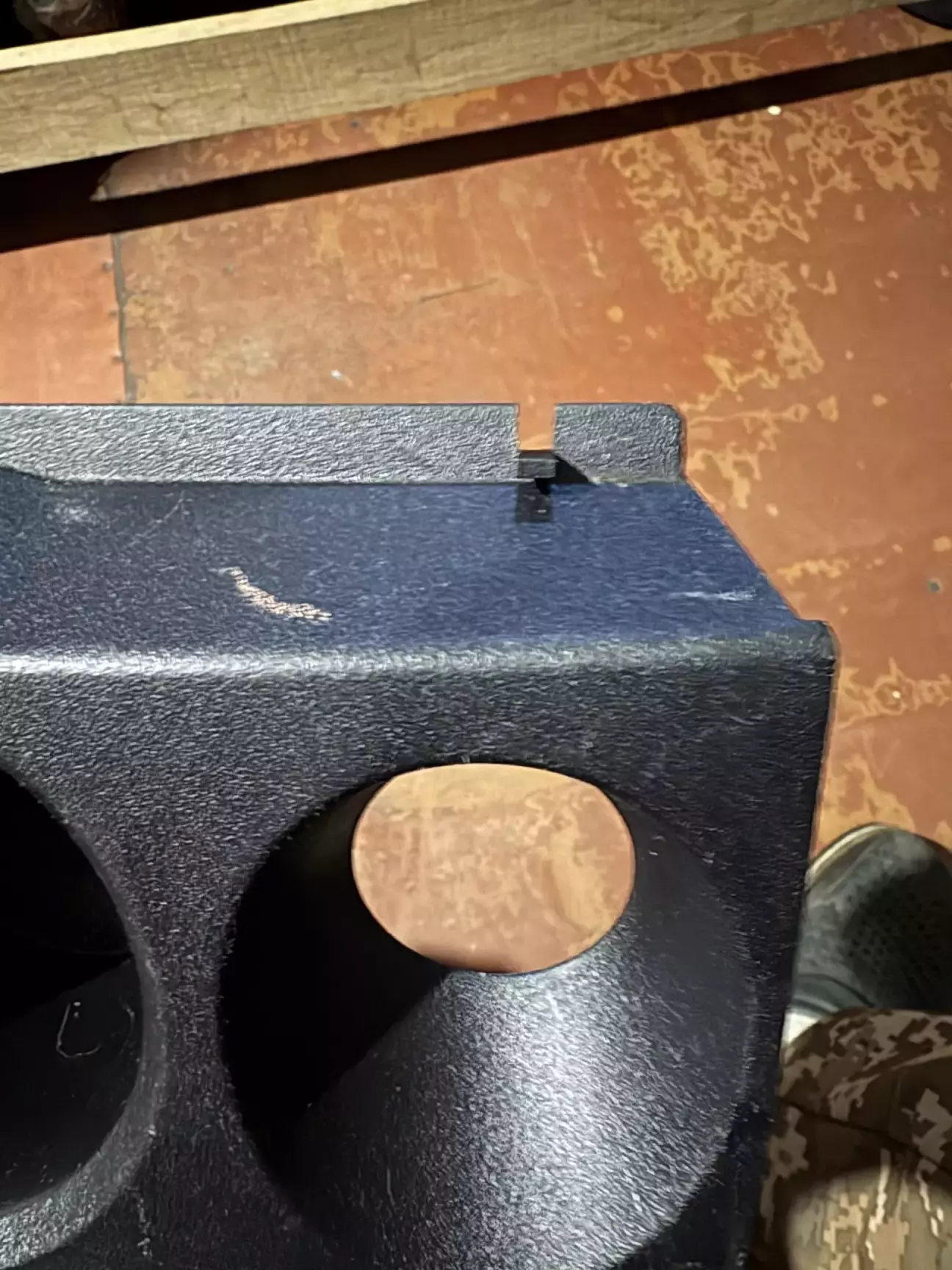 Підрізав для провода, там не видно взагалі що підрізалось