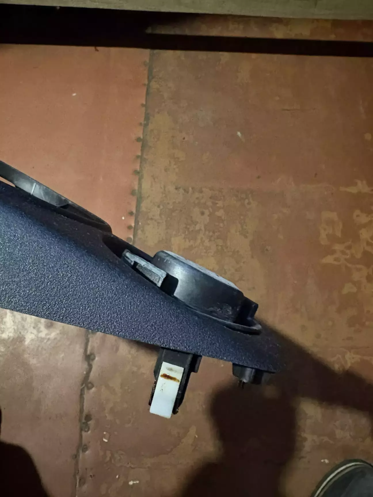 Ось під таким кутом мусить бути, не навпаки, бо тоді не стане телефон