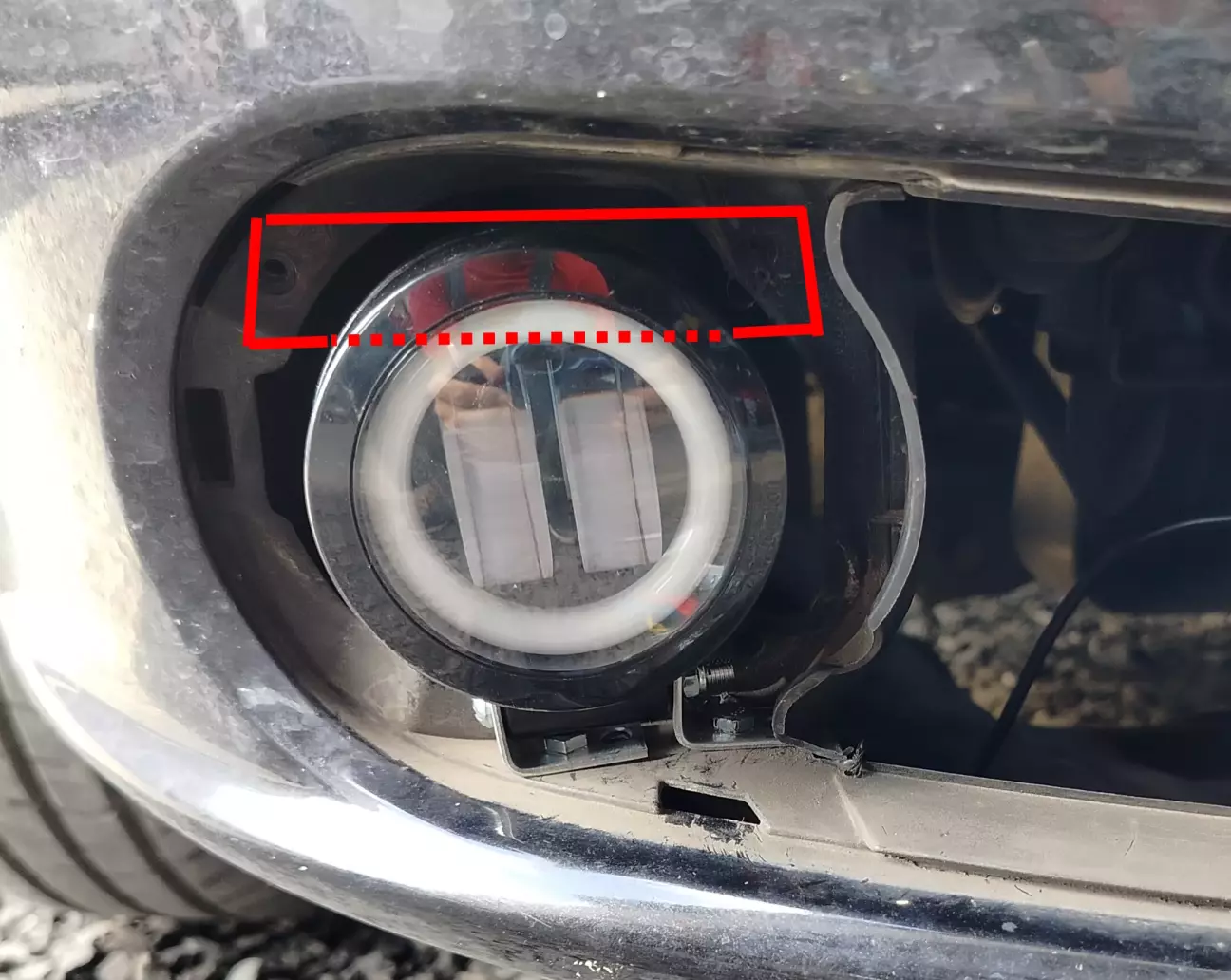 Підкладка за фарою з полоски металу, щоб вона не падала всередину при вібраціях