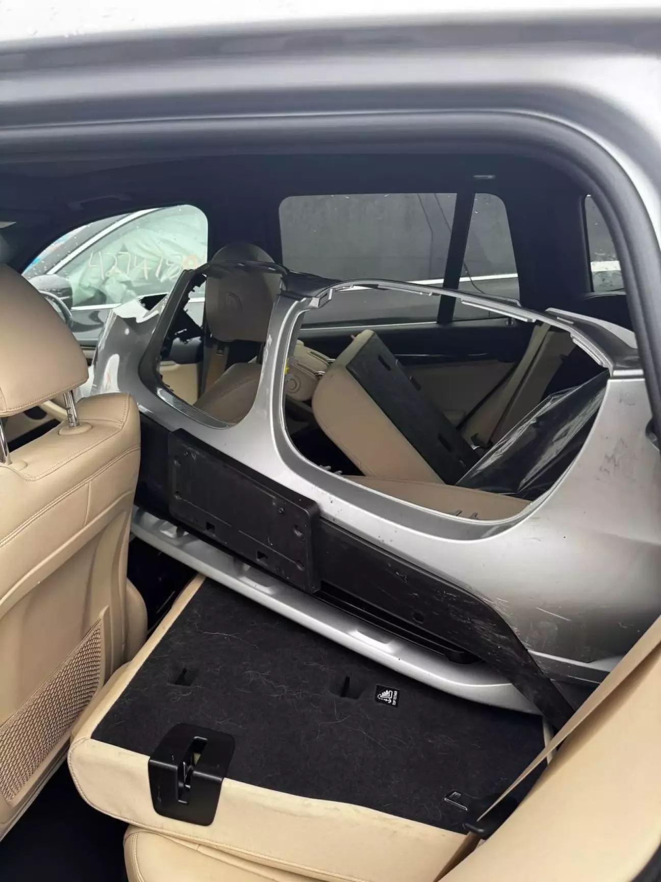 Цілий оригінальний бампер, хіба що легкі притертості