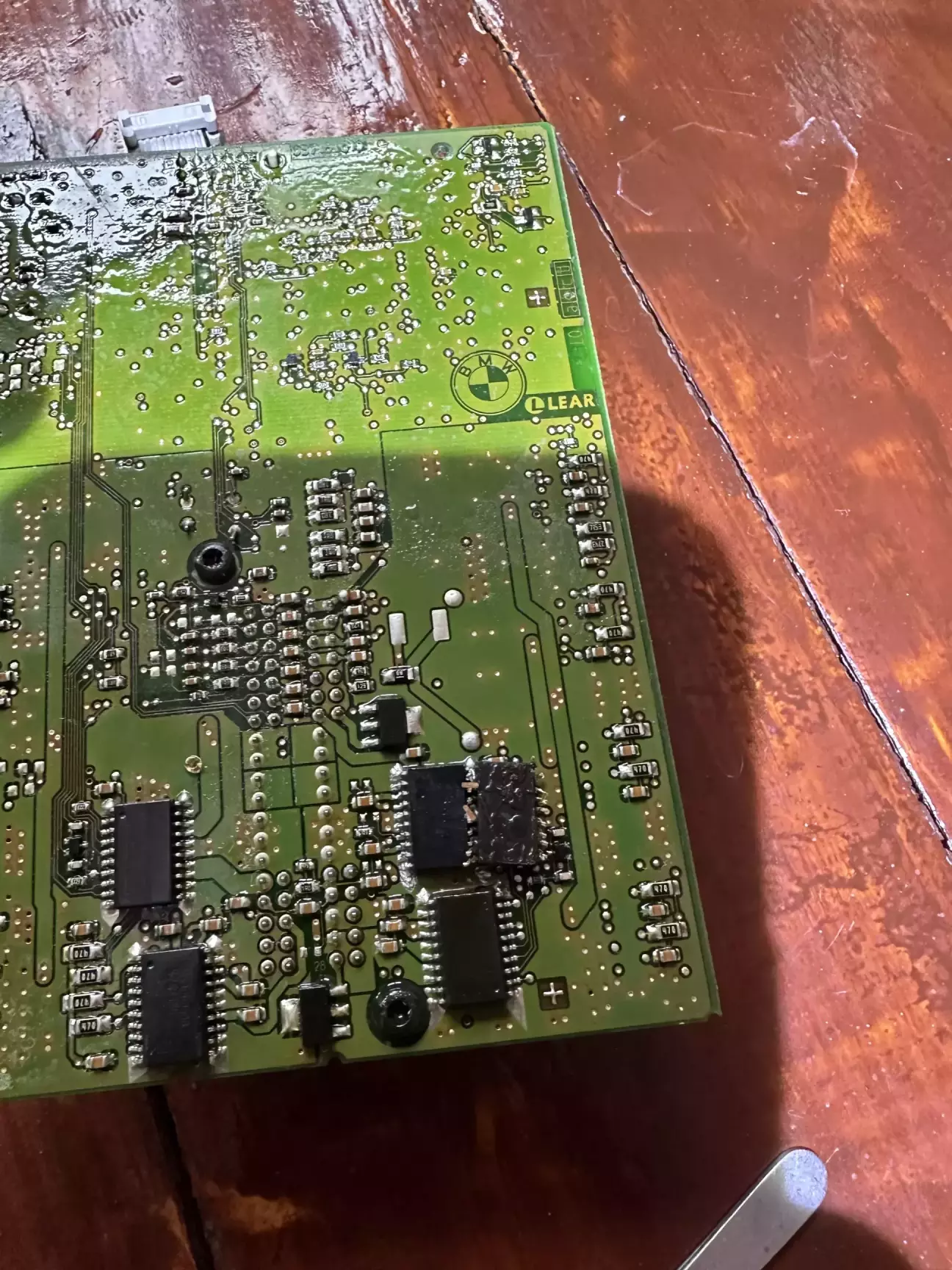 на свому законному місці. фігово те що сидить на клеєві