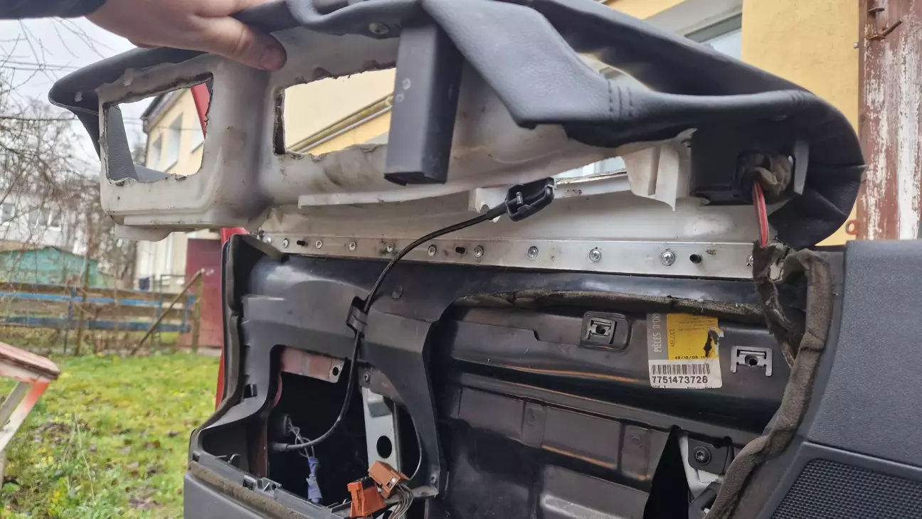 Обивки назад на шурупи замісь рідних закльопок на свої місця