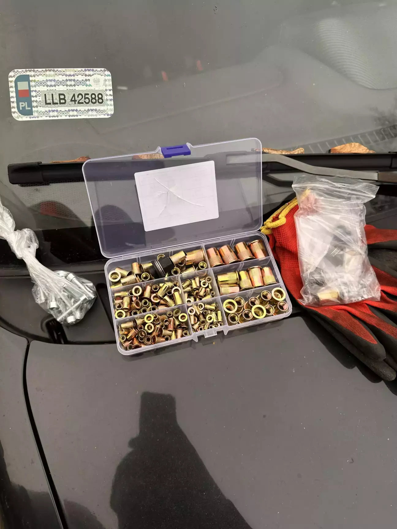 Набір без якого тут ніяк,єбля буде з болтами і гайками на довго,а так пару хвилин і 4 закладні на місці