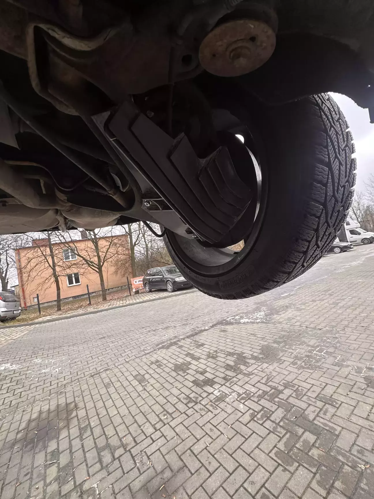 Вид спереду