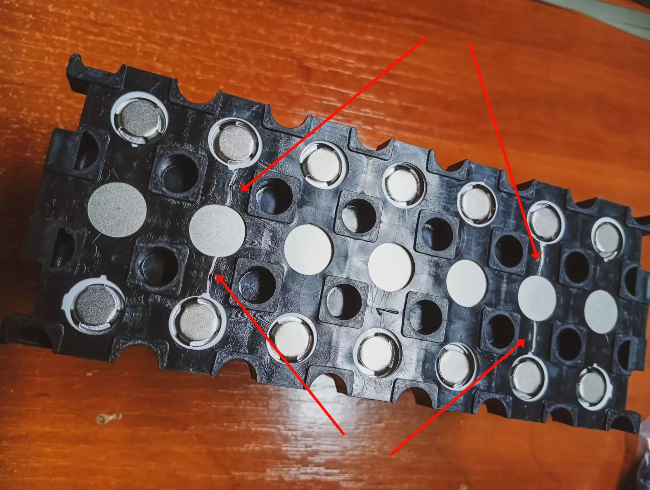 І як же не без косяків китайських )) комплектні холдери норм, щільно акуми сидять, але в деяких місцях тріснули перегородки) Хоча на міцність холдерів це ніяк не впливає, але все ж таки, мабуть зробили тонкуваті перегородки)