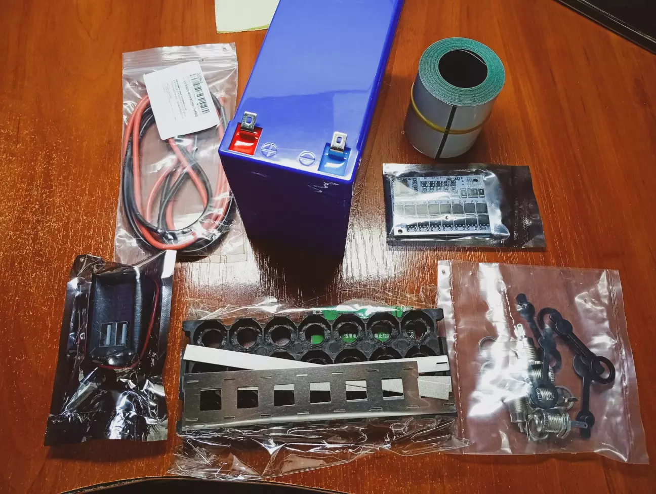 Було куплене на алі, тільки плата BMS буде зелена, комплектна 3s 40А