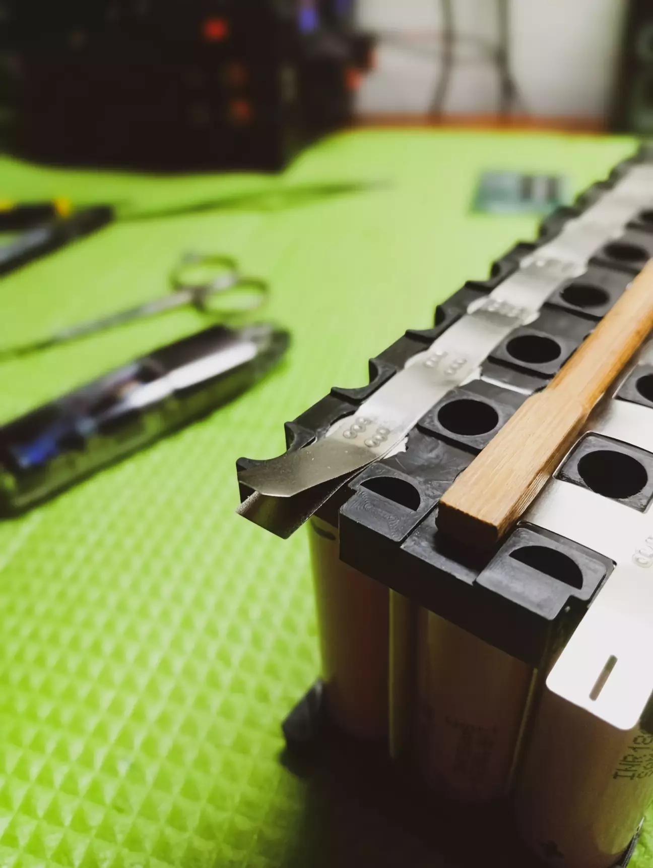 Для більш меньшого опору, щоб не грілися стрічки і не втрачати на струмі, проварив всі стрічки подвійні, крім перемичок, там і тих достатньо. Стрічкою варив 0.15мм