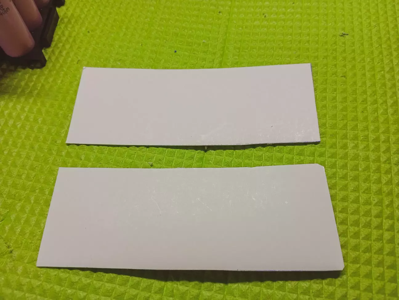 Між банками проложив картон, для більшої безпеки