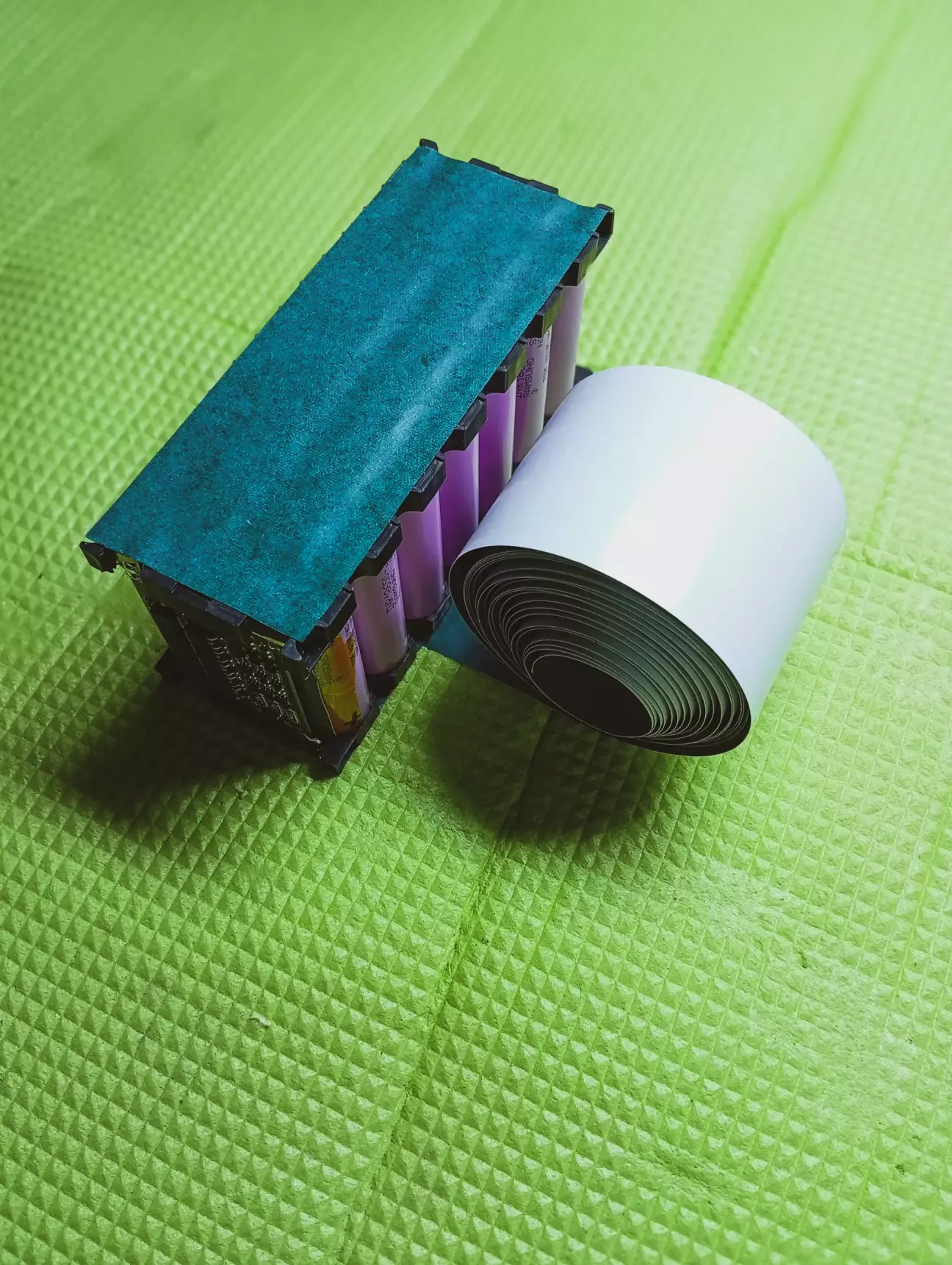 Накриваємо ізоляційним картоном, щоб випадково не було передчасних новорічних салютів в квартирі, струми не маленькі))