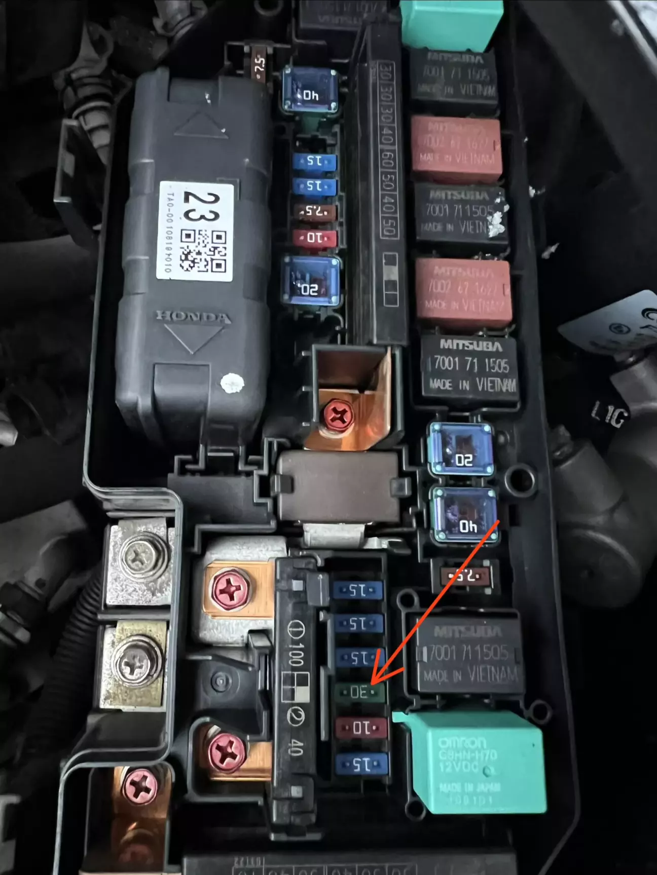 Блок запобіжників під капотом. Запобіжник омивача фар №11 на 30А.