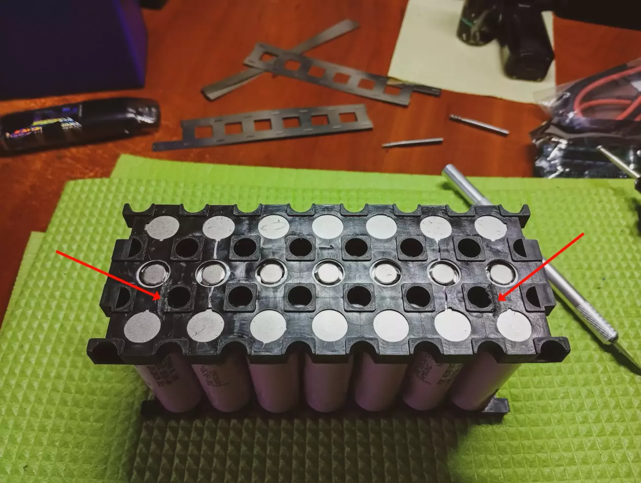 Звідси виявилась інша невелика проблема зі стрічкою, так як корпус трохи роз'їхався на декілька міліметрів, подвійна пластина не лягала в на своє місце, прийшлося трошки зрізати крайні квадратики, щоб стрічкі лягла на свої місце в пази холдерів.