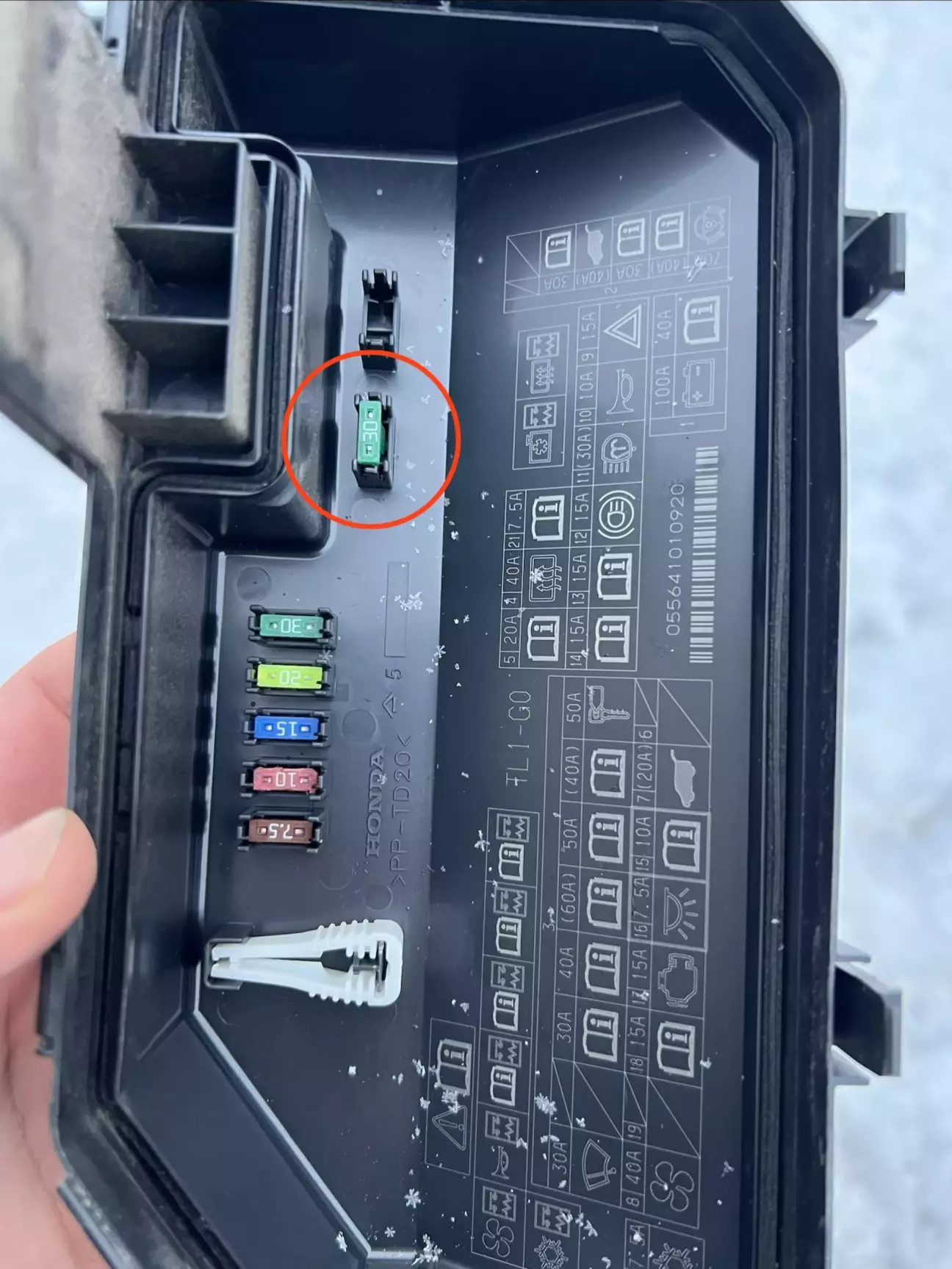 Кришка з запасними запобіжниками.