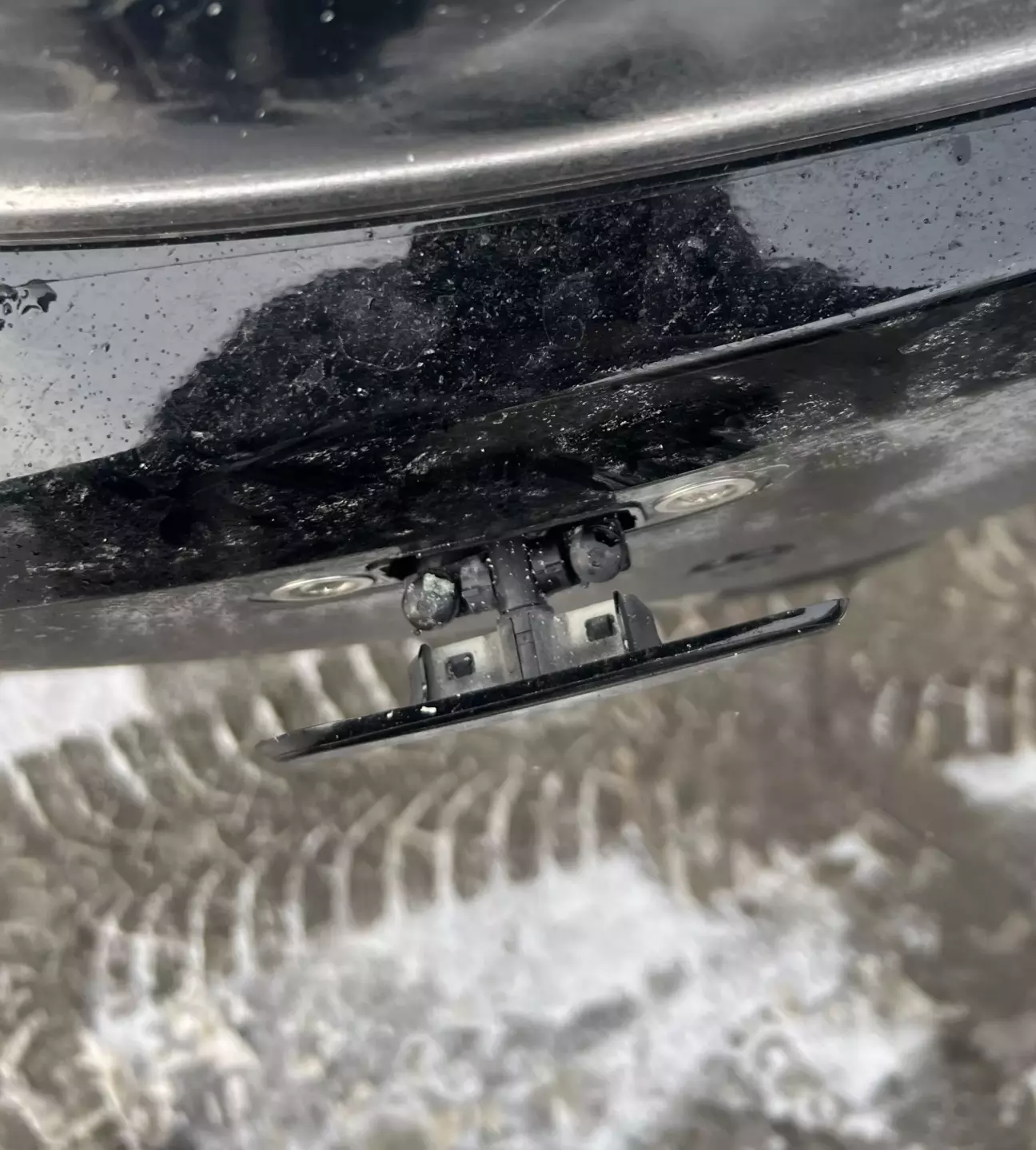 Форсунка омивача фар яка не сховалась.