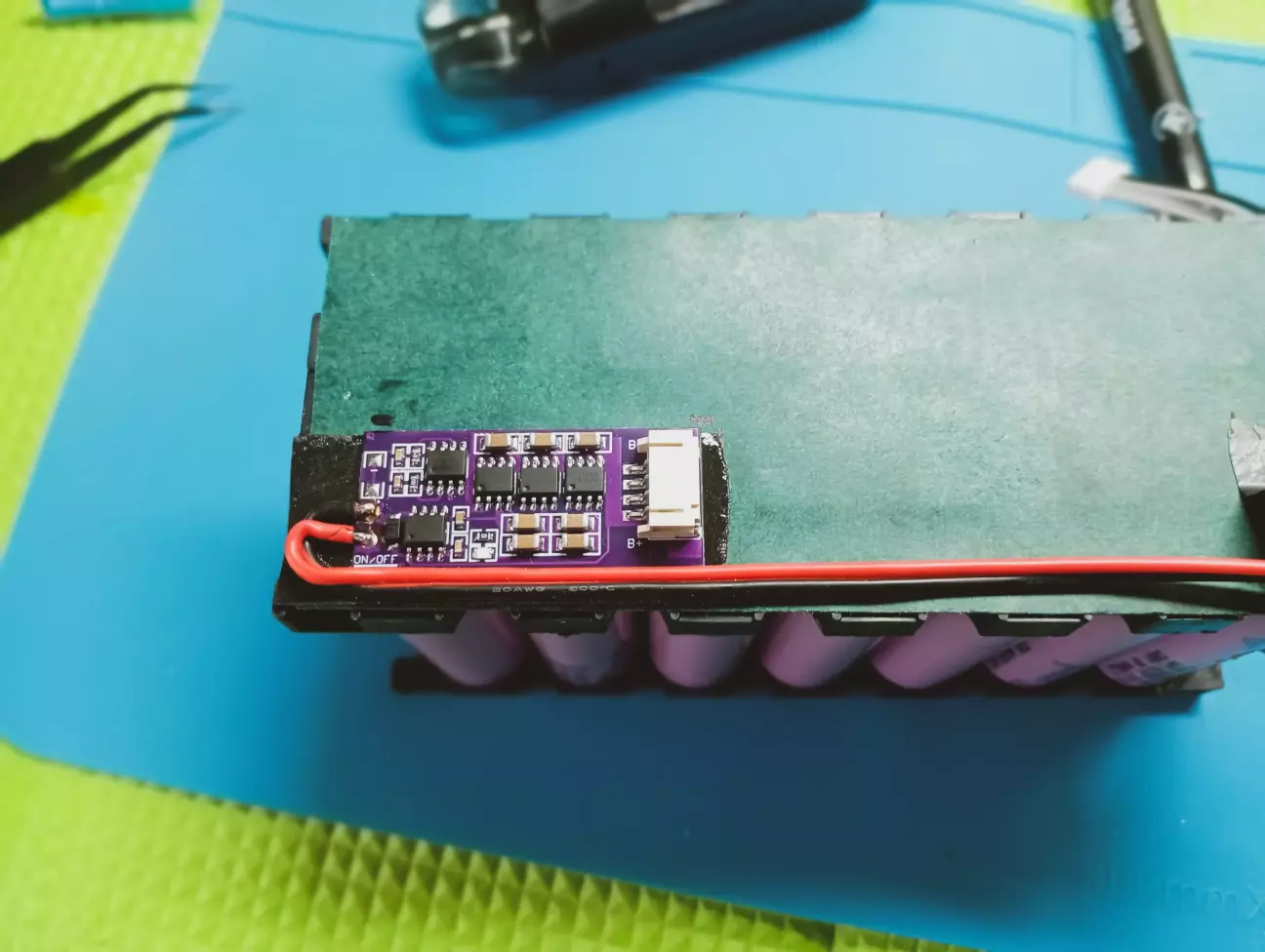 Але біда) хотів трjхи здвинути плату вже на скотчі і підірвалась доріжка на зворотньому боці плати, зняв і скотч її вирвав з конями, дуже ніжний балансир, yfжаль, я його протестив, результат хороший, робоча штука. Закажу ще пару штук і потім доставлю, як раз дроти з фішкою оставлю. Цей балансир балансує банки постійно і набагато швидше ніж той пасивний що на платі, там теж є балансир, але він слабенький і балансує тільки в кінці зарядки.