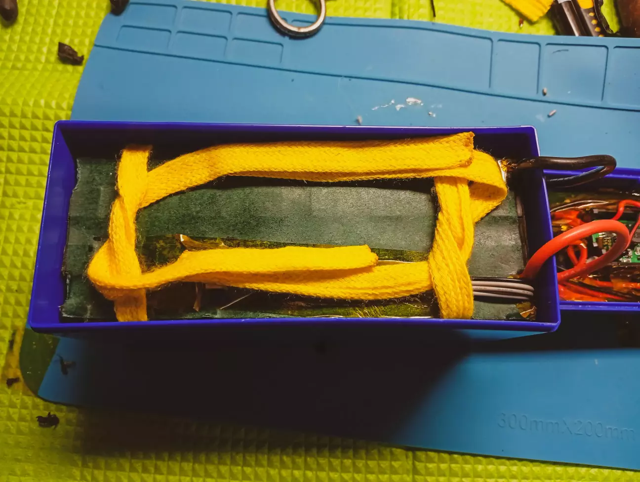 Жовтенькі шнурочки, щоб можна було витягнути збірку для перепаковки або ще чогось, без них якщо опустити збірку в корпуся, то вже ніяк не витягнути, тільки корпус ламати, дуже щільно входе.