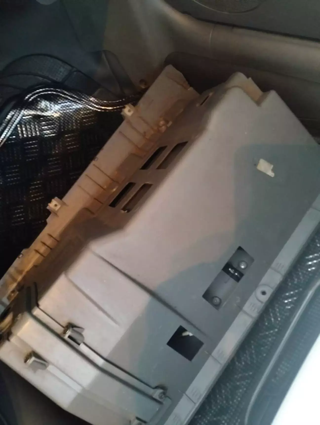 тильна сторона бардачка. Немає клем...