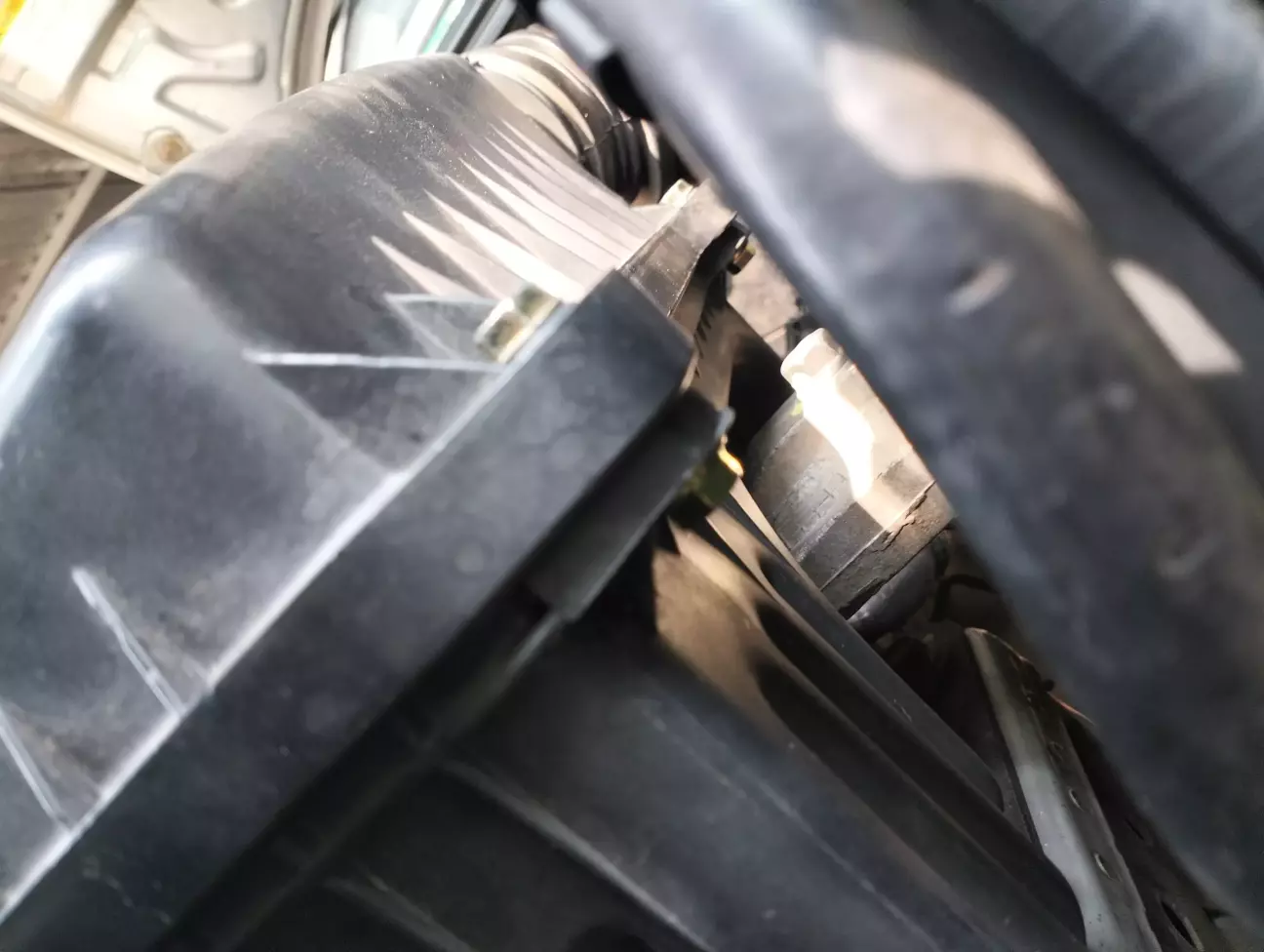 Фільтр бокс поставили на такі болти з гайками.