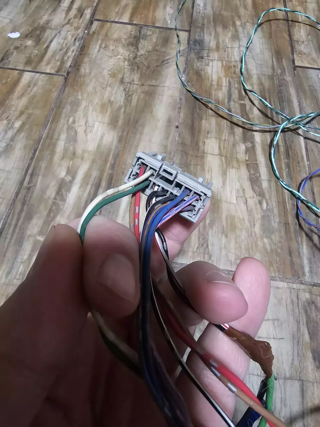 Нас цікавить такий роз'єм, який знаходиться біля ніг переднього пасажира