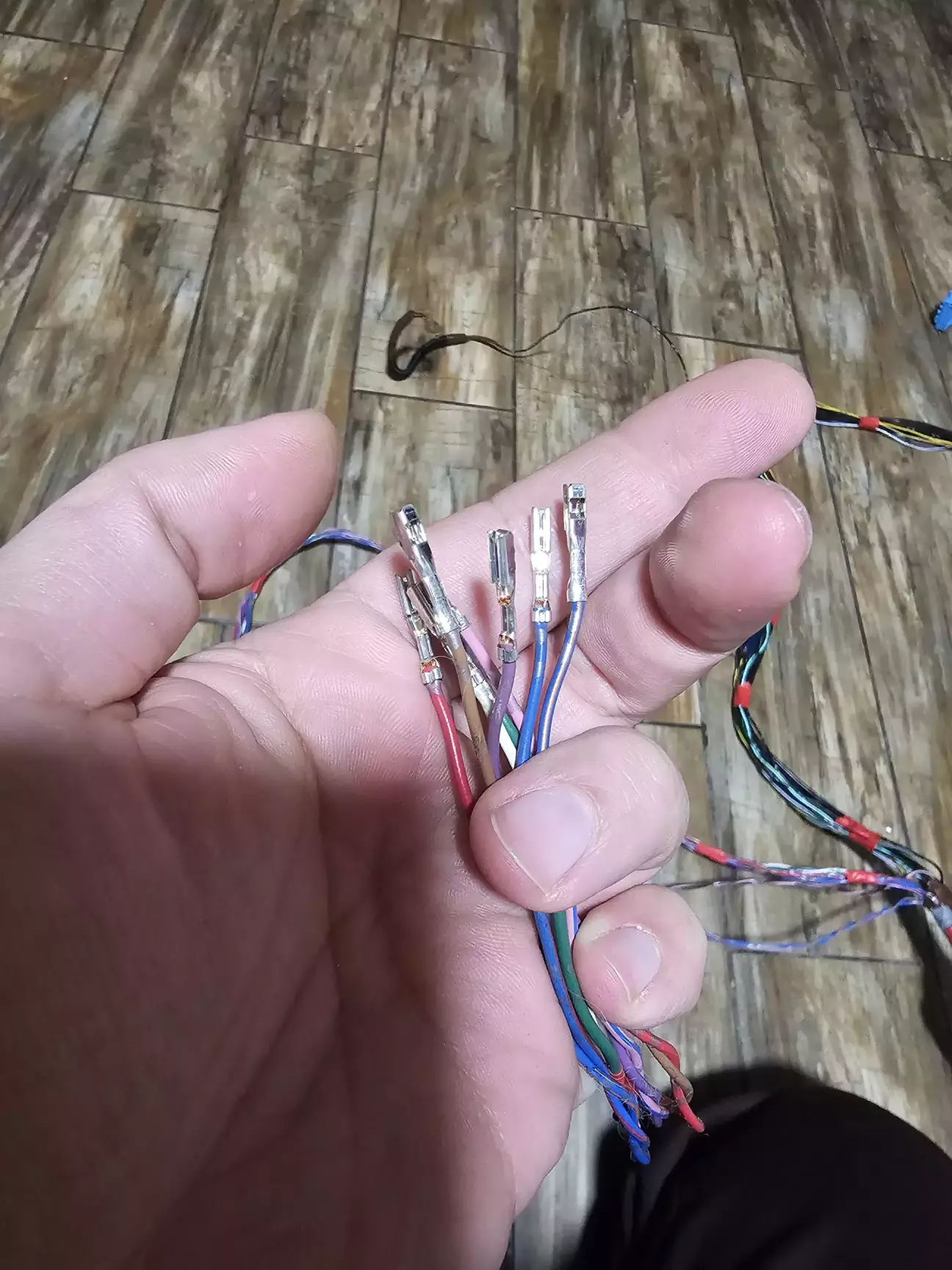 А це піни, які підуть у фішку в ногах пасажира, це виходи на задні динаміки дверей а також на полку