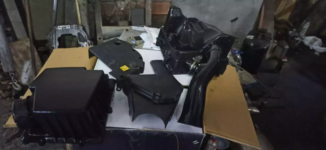 Весь пластик який був знятий потерли й начорнили