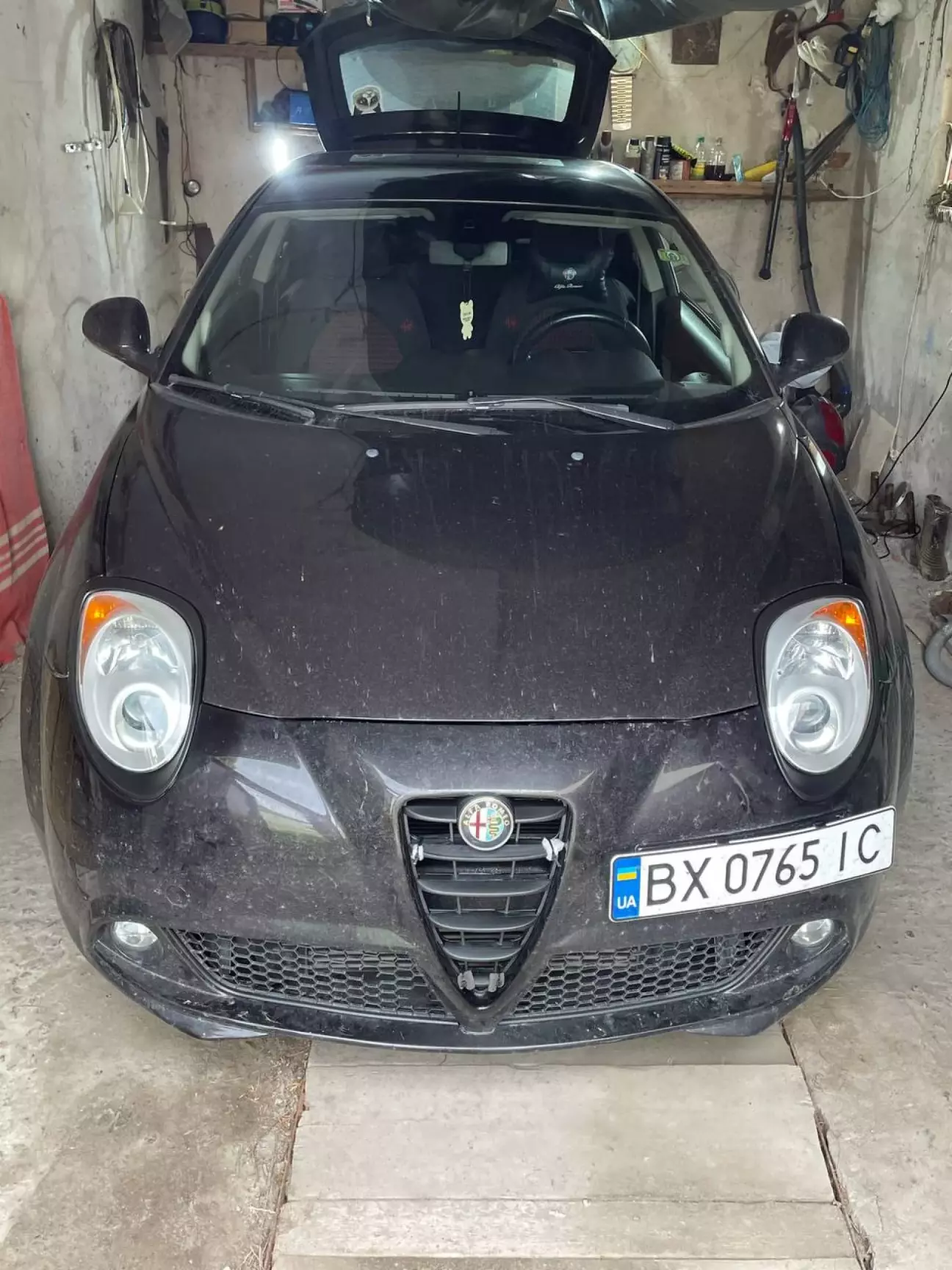 Тут вже присутній молдинг і все пофарбоване рідкою гумою