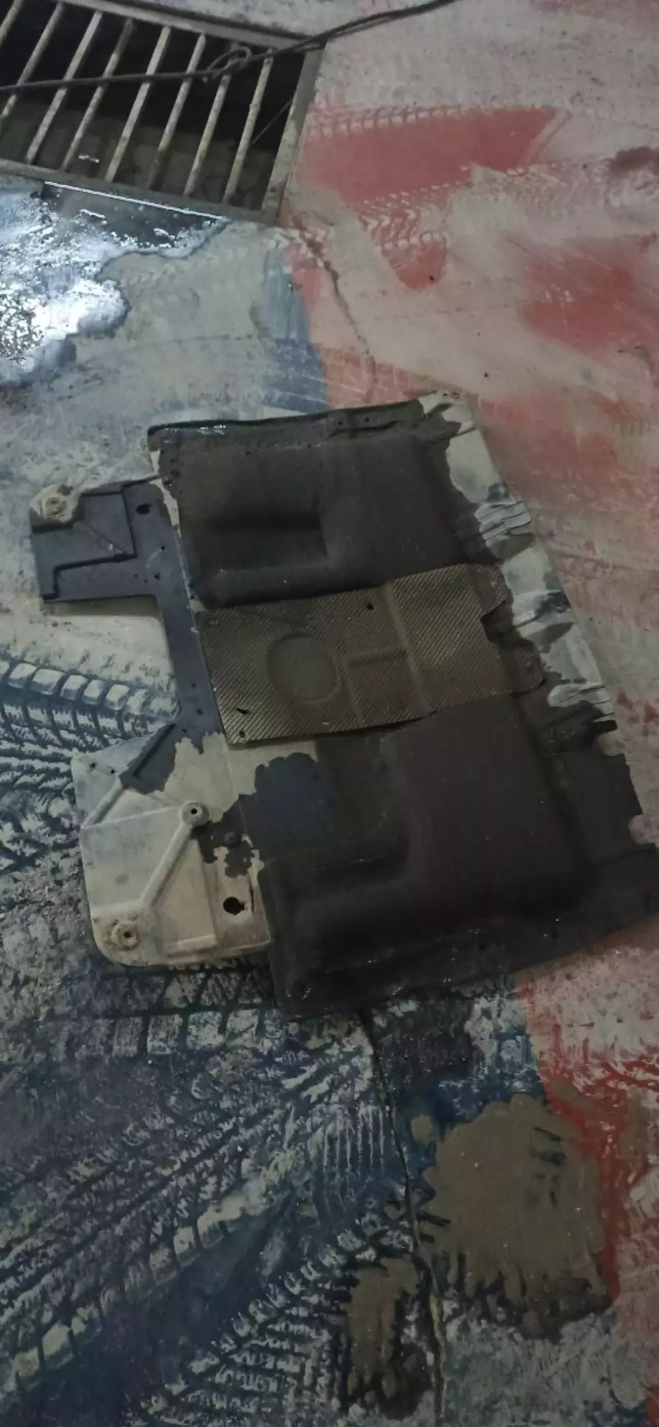 Захист весь у мастилі з двигуна та робота