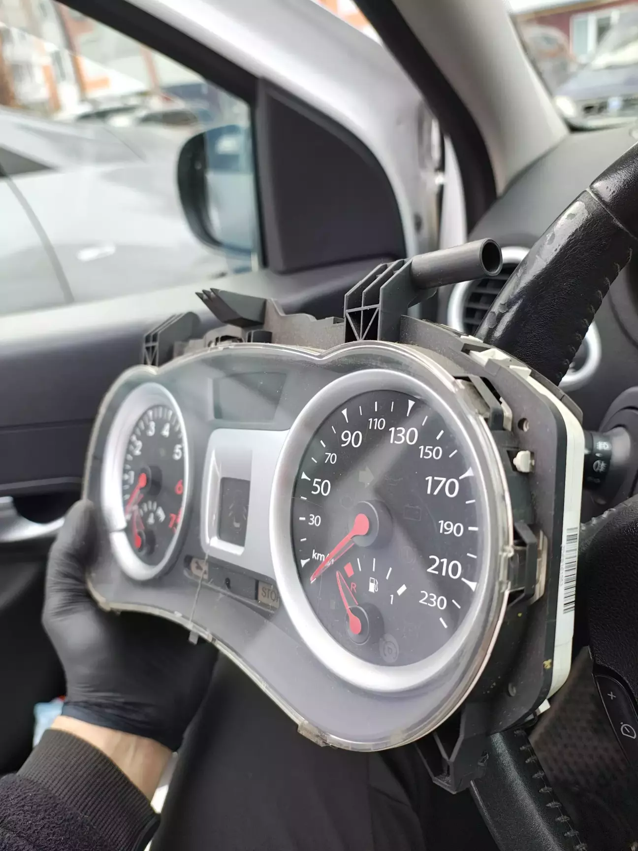 Панель теж на фіксаторах, нічого крутити не потрібно