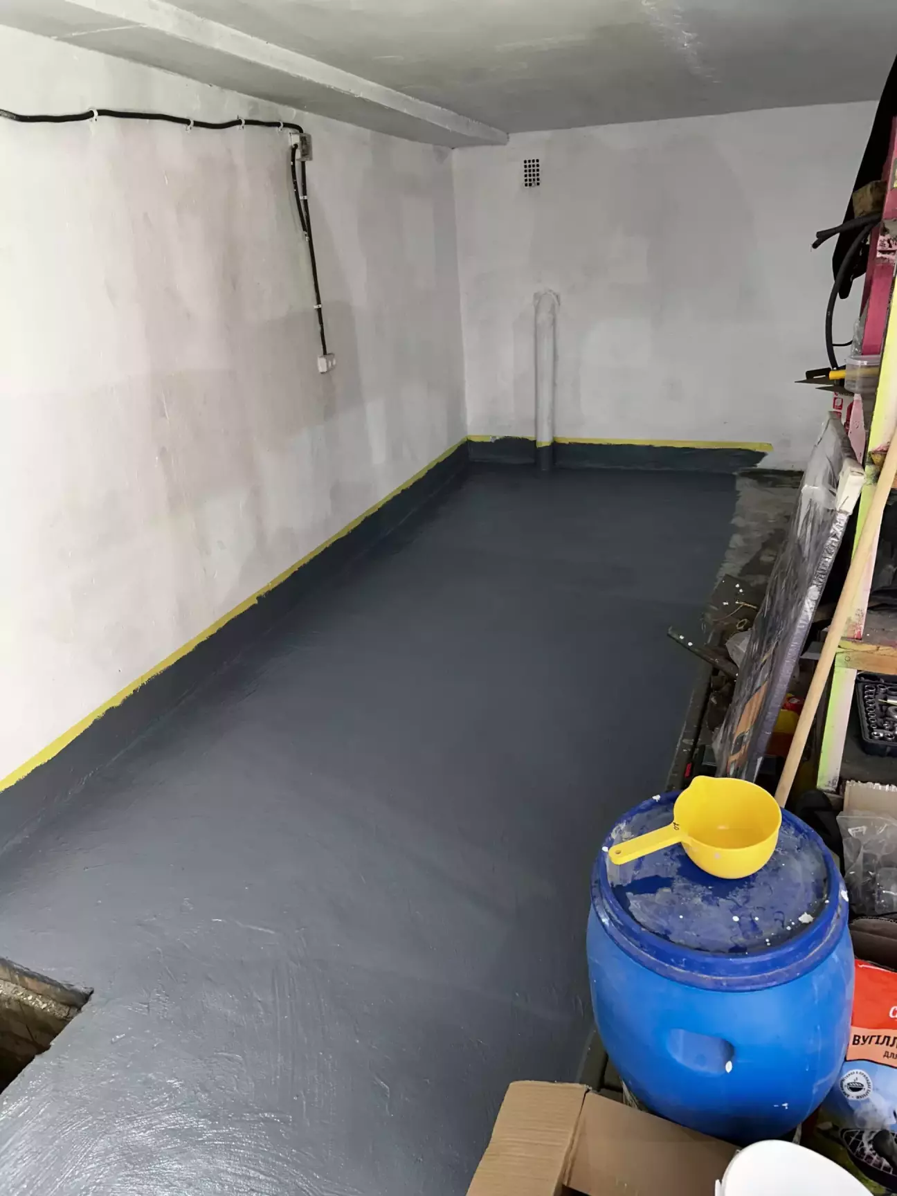 Підлога покрита фарбою для бету