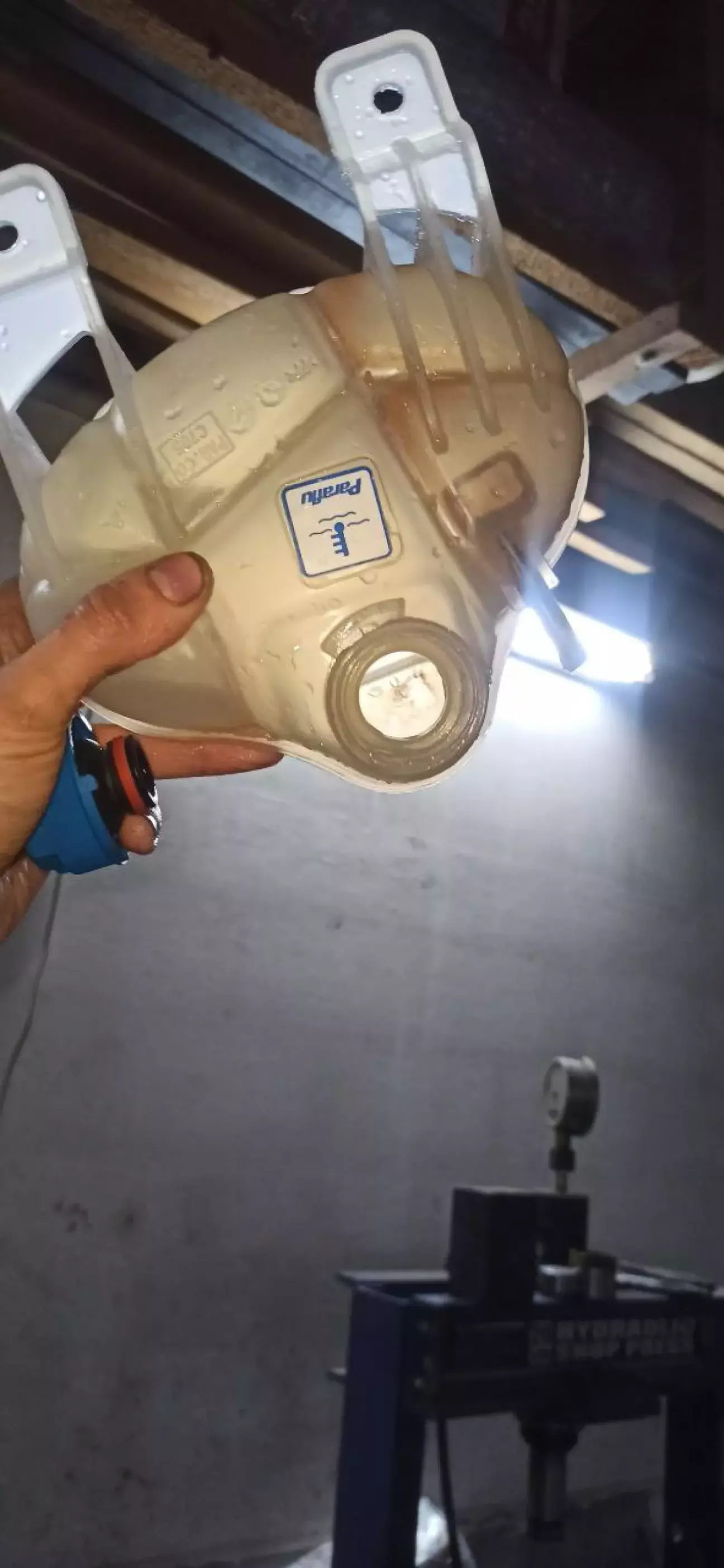 Бачок відмили, став як новенький і залили нову охолоджуючу рідину