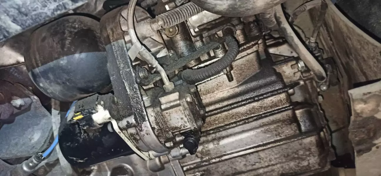 Низ двигуна та коробки, теж весь у мастилі