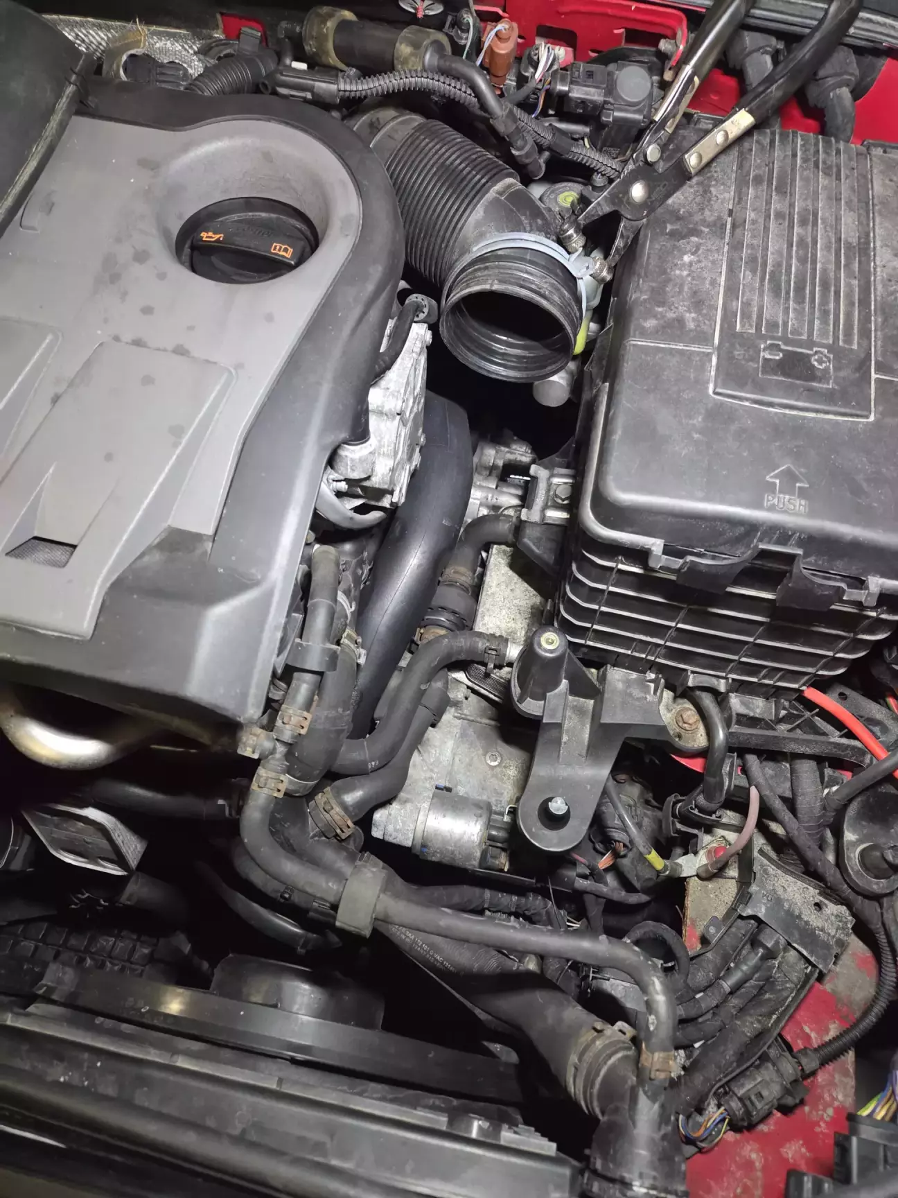 Знявши корпус повітряного фільтру маємо доступ до винуватця вечірки.