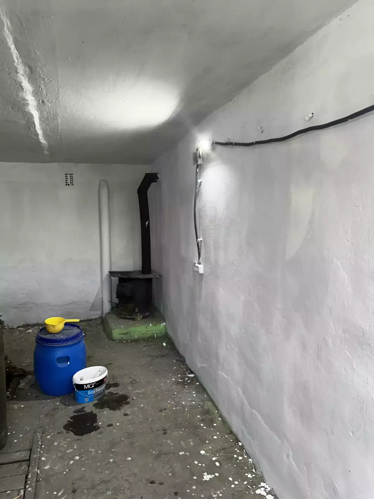 Покрив першим шаром фарби стіни і стелю