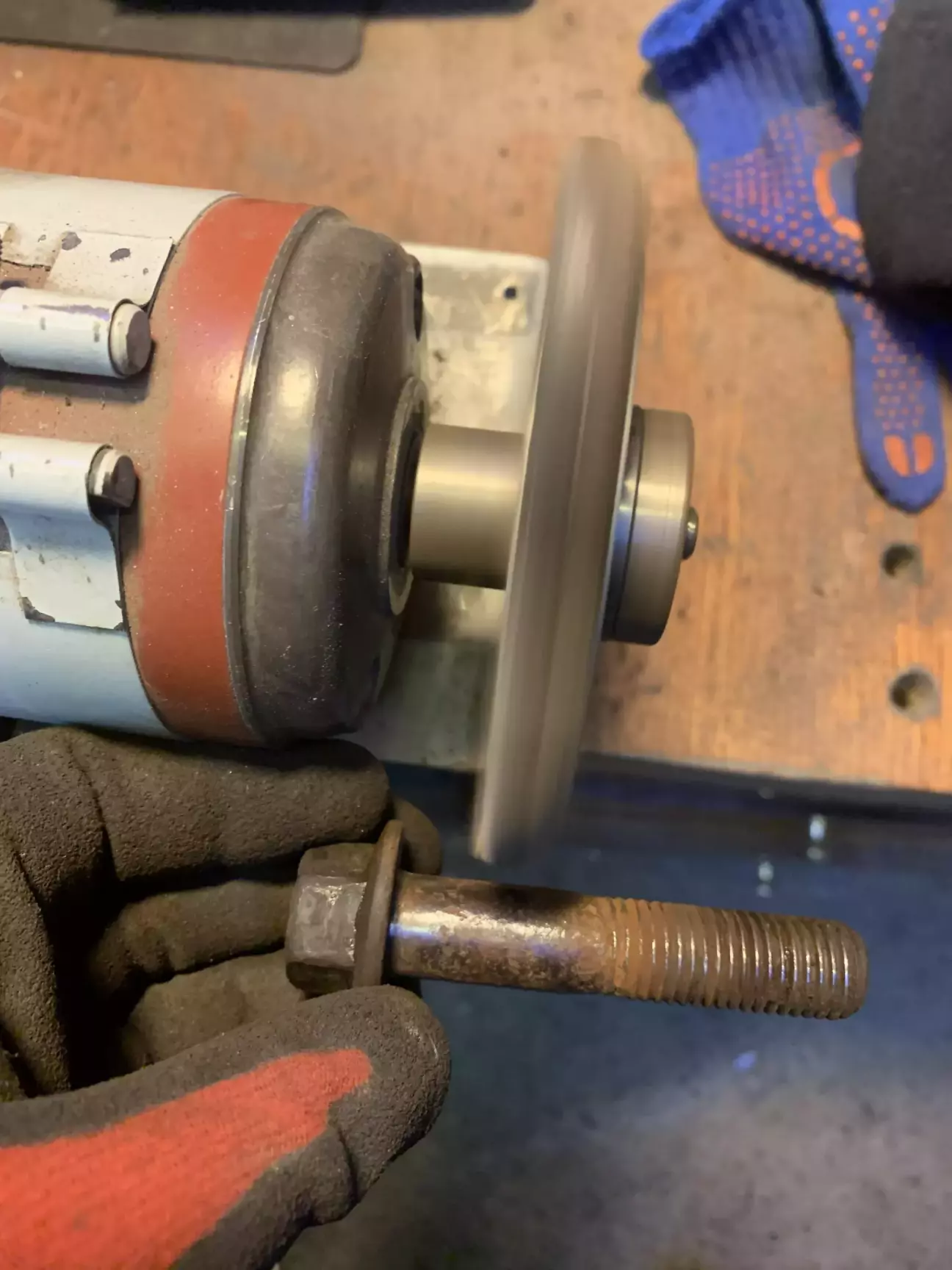 Болтики почистив, графіткою помазав