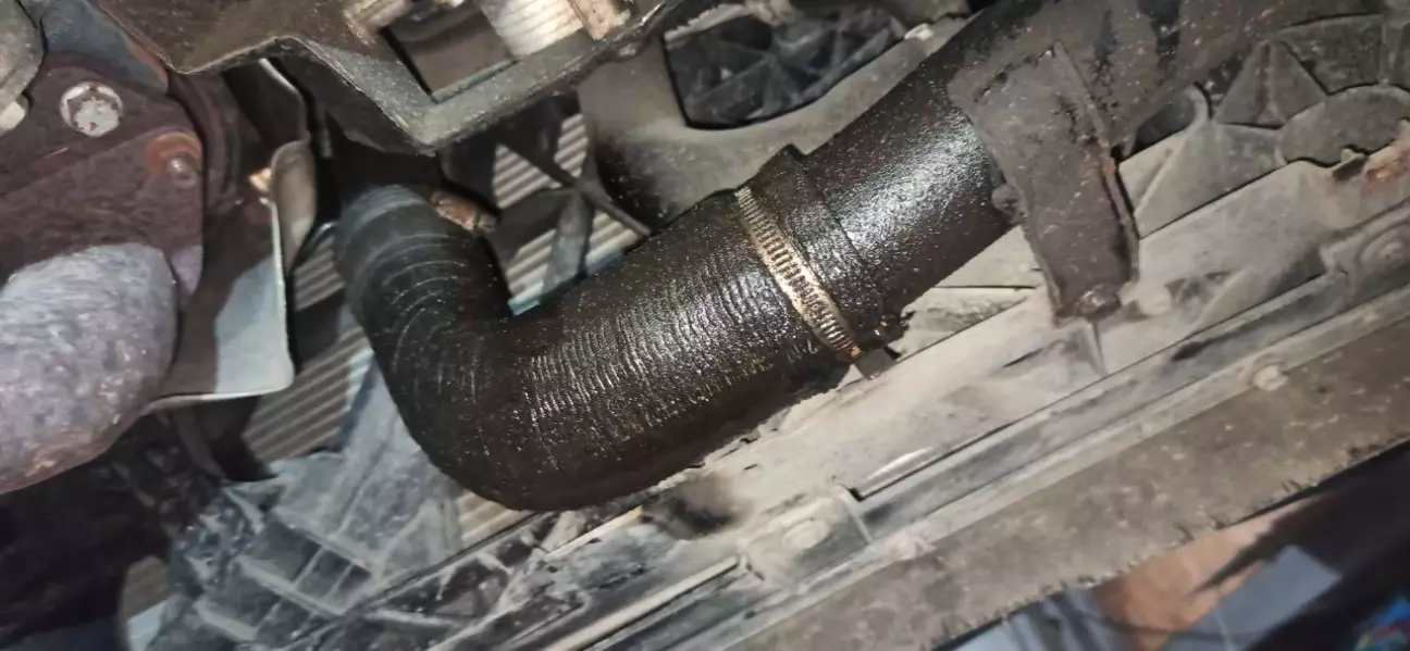 Пайп інтеркуллера теж в мастилі