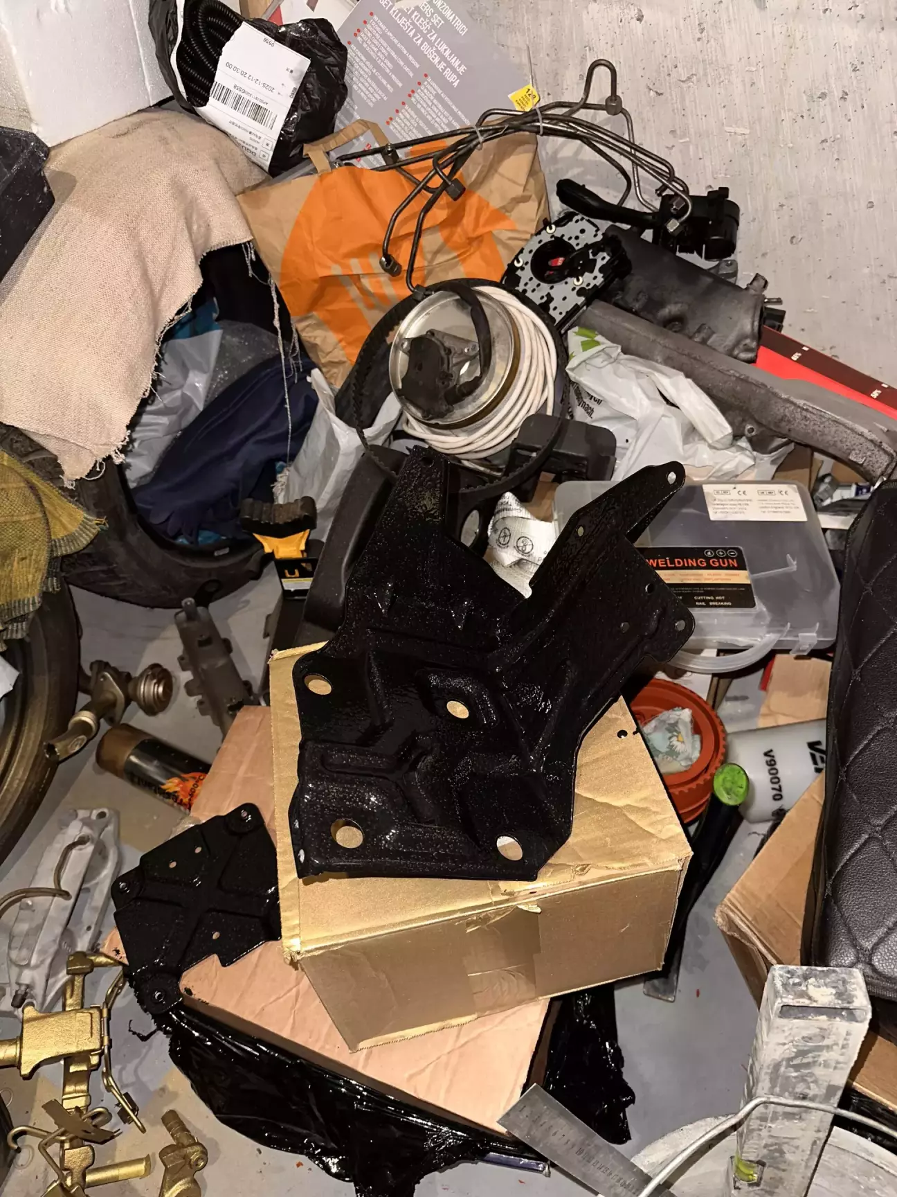 Кронштейни як завжди малюємо молотковою фарбою 🤣🤣🤣