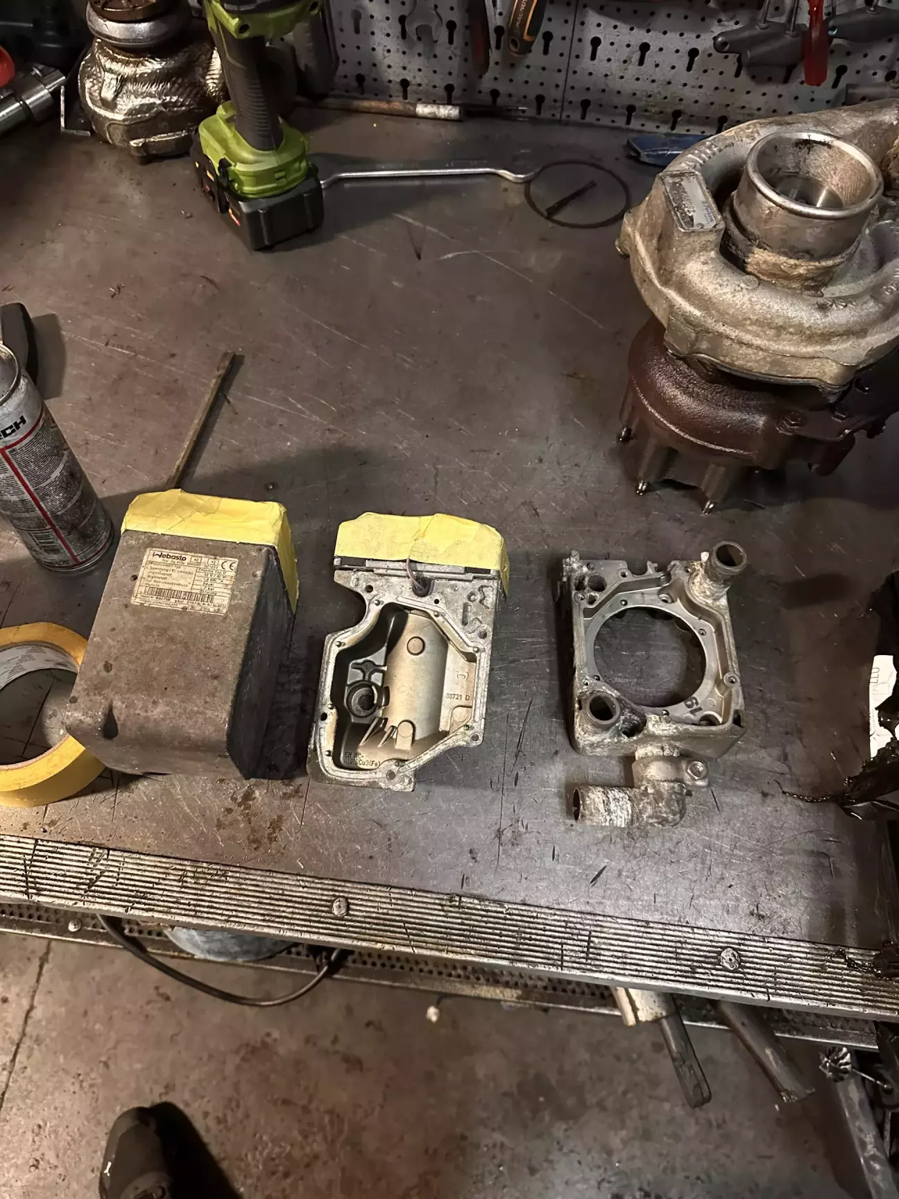 Проклеїв пластик,буду пісочити,добре шо є сусід збоку з СТО,той там має все